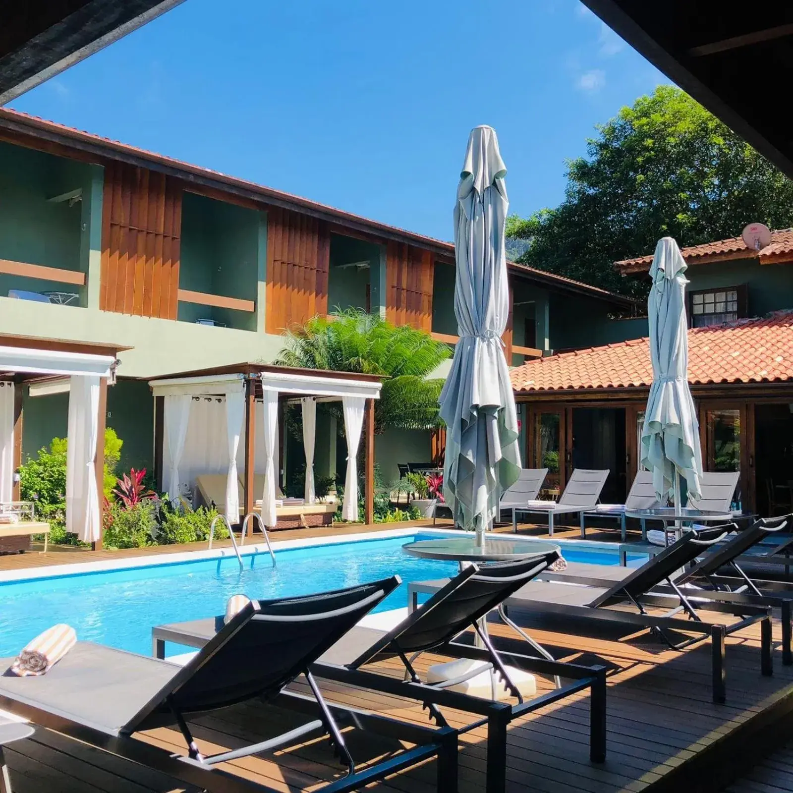 Swimming pool in Hiu Hotel Swimming pool in Hiu Hotel