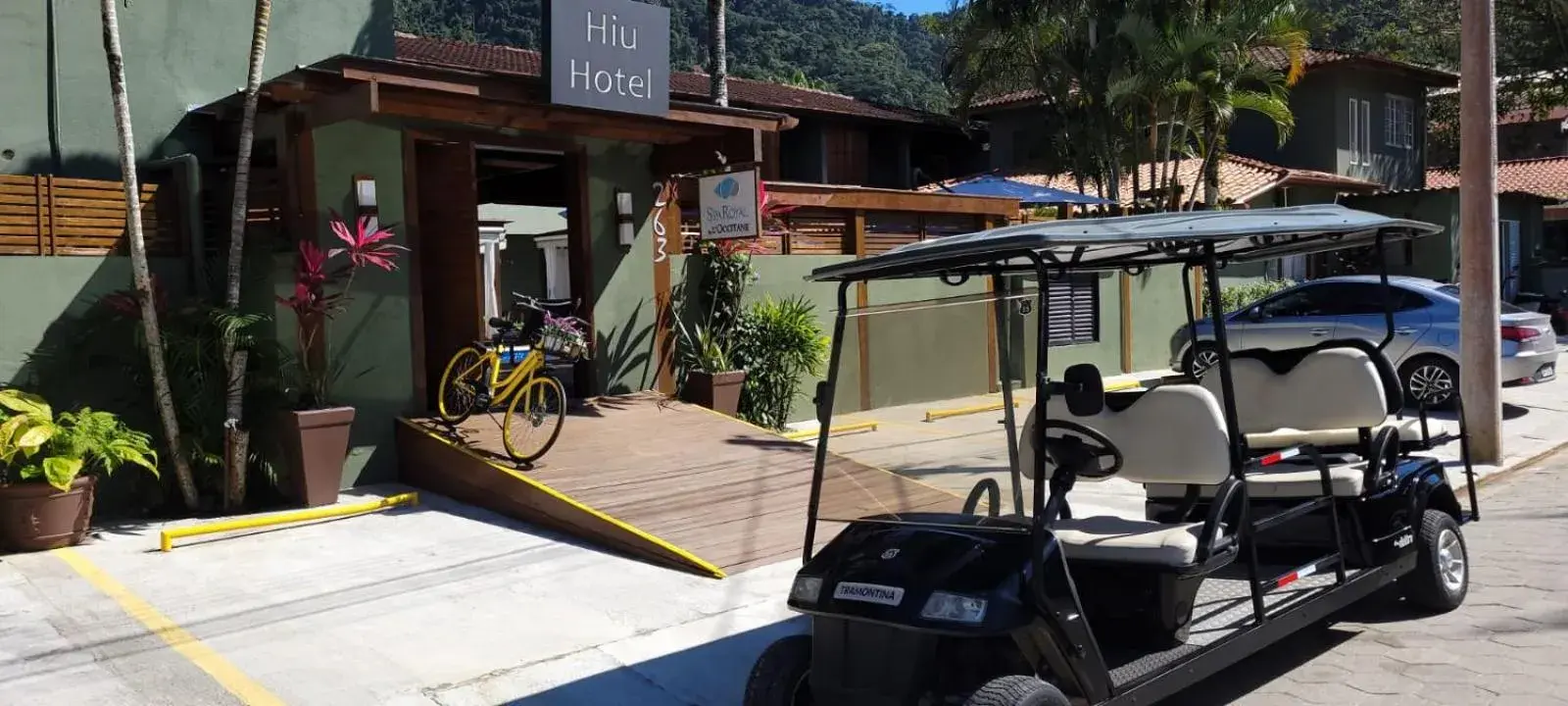 Facade/entrance in Hiu Hotel Facade/entrance in Hiu Hotel