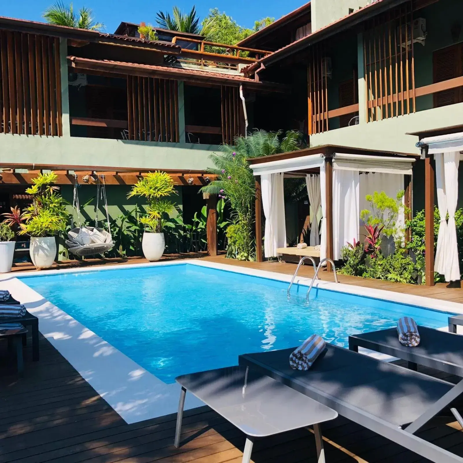 Swimming pool in Hiu Hotel Swimming pool in Hiu Hotel