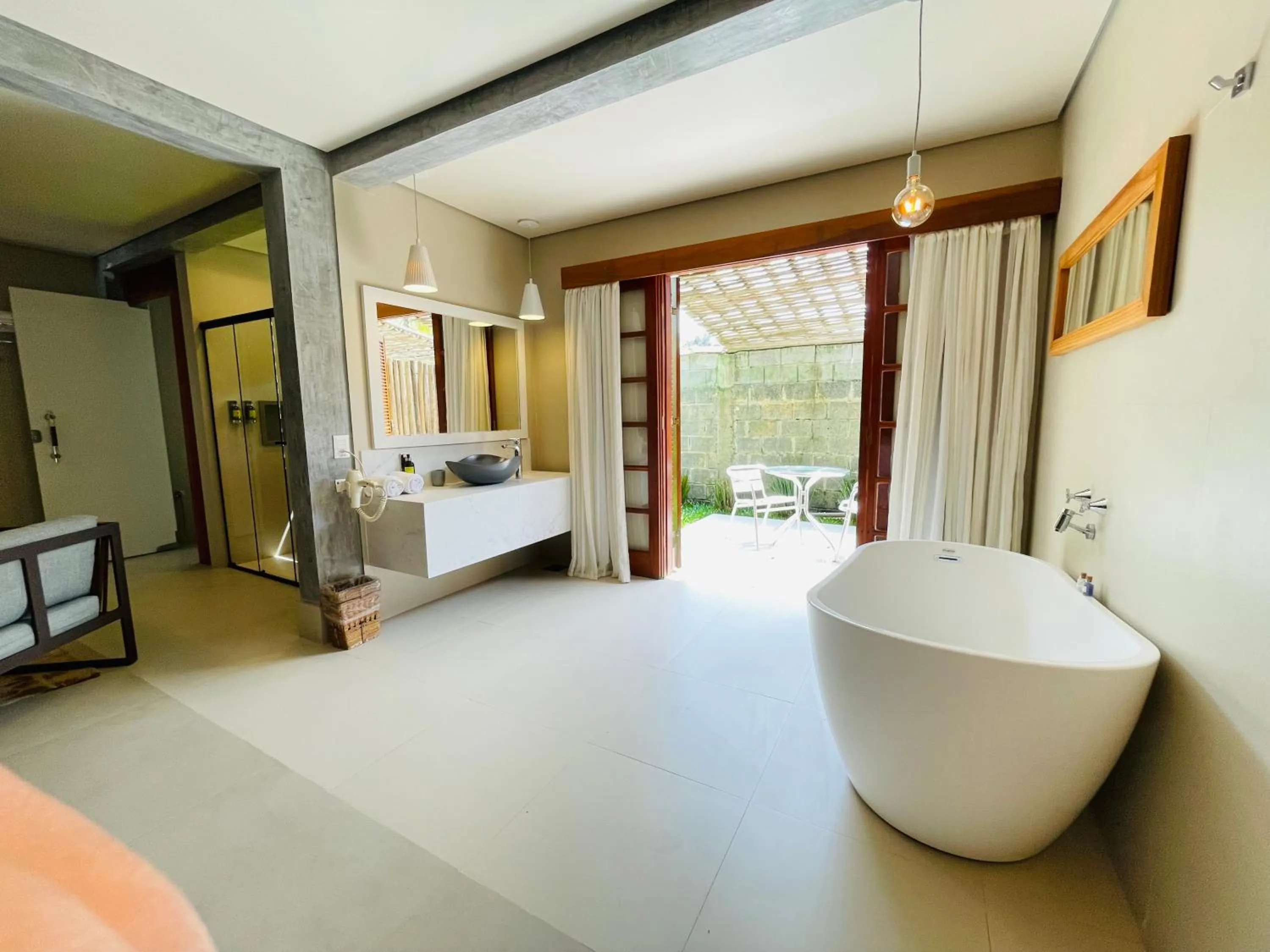 Balcony/Terrace, Bed in Hiu Hotel