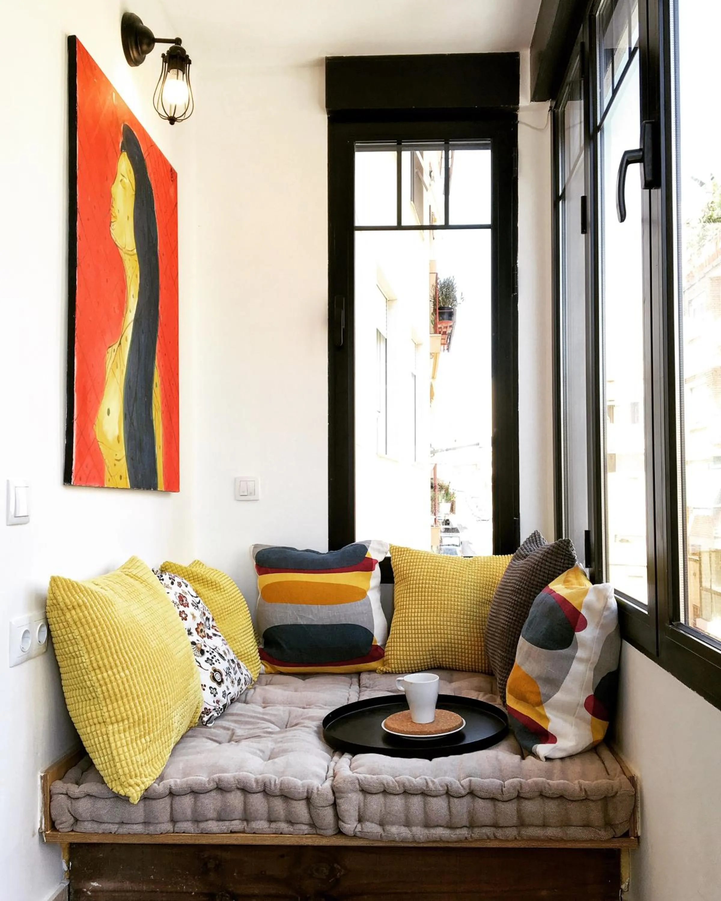 Seating area in Hostel Numero Trece - FREE towels, coffee & tea, remote check-in