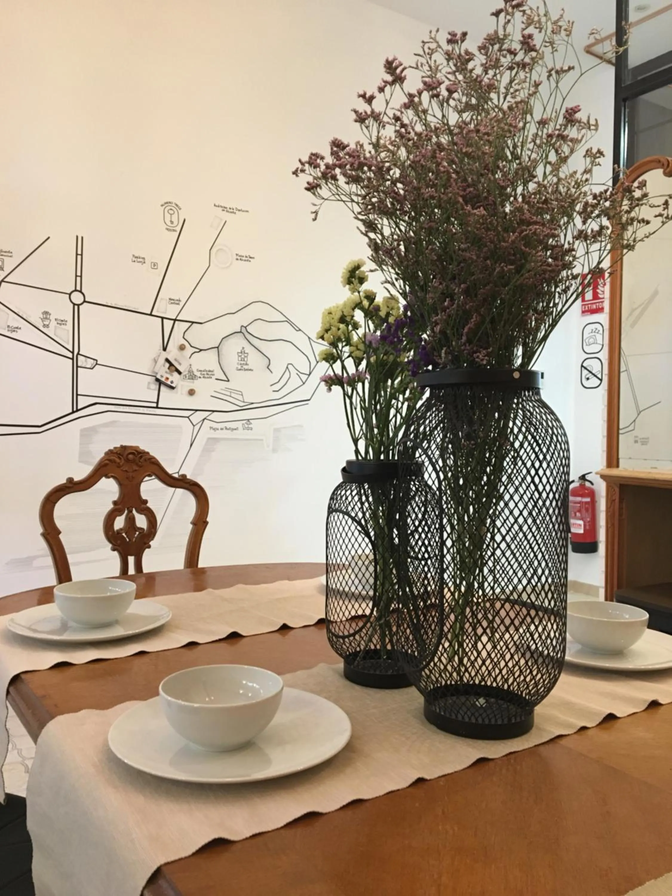 Dining area in Hostel Numero Trece - FREE towels, coffee & tea, remote check-in