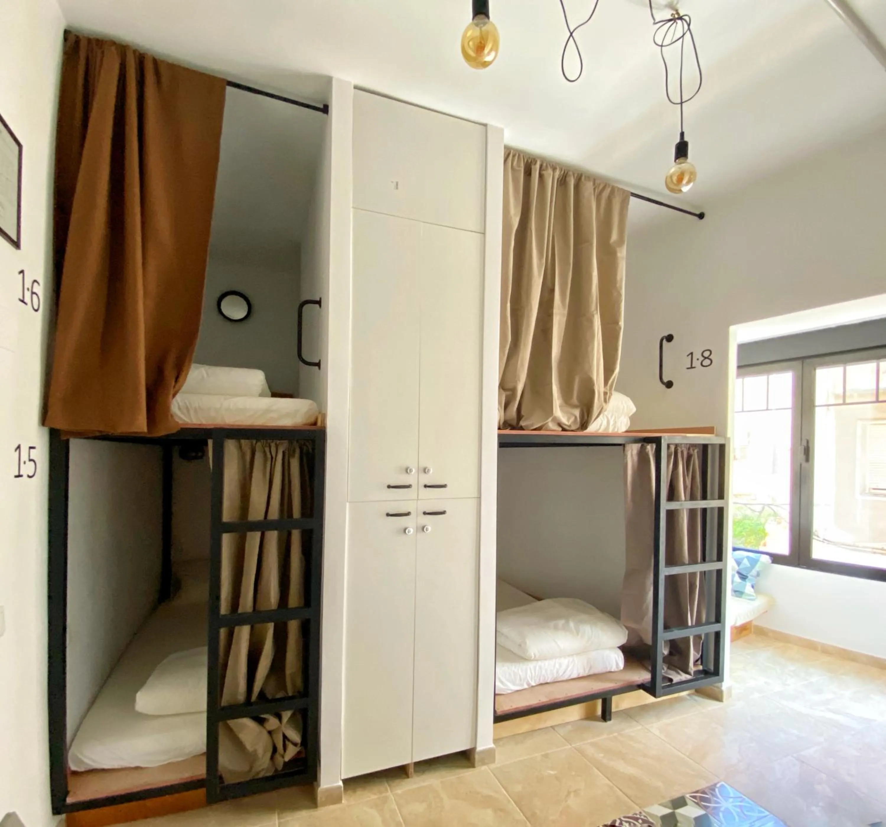 Bedroom, Bed in Hostel Numero Trece - FREE towels, coffee & tea, remote check-in