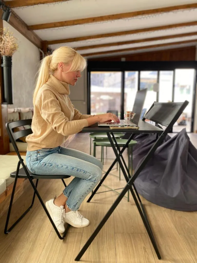 Seating area in Hostel Numero Trece - FREE towels, coffee & tea, remote check-in