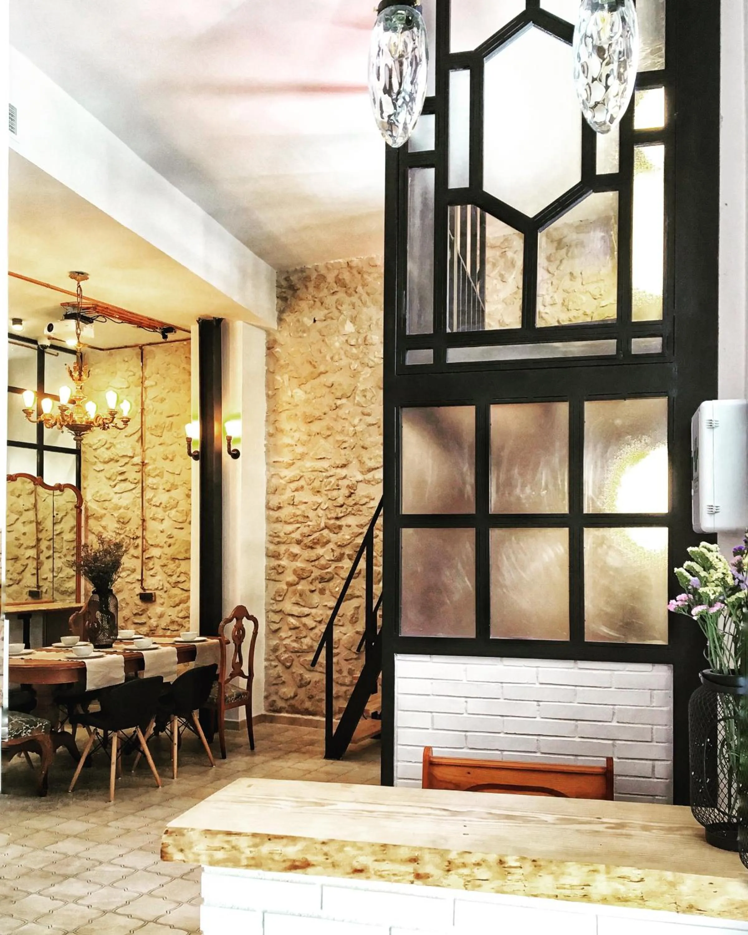 Dining area in Hostel Numero Trece - FREE towels, coffee & tea, remote check-in