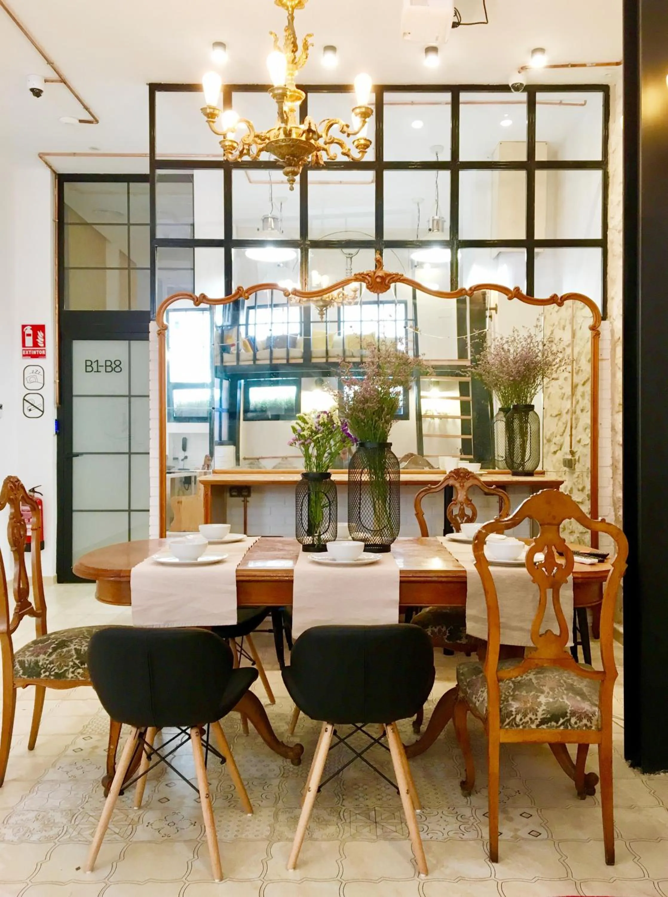 Dining area in Hostel Numero Trece - FREE towels, coffee & tea, remote check-in