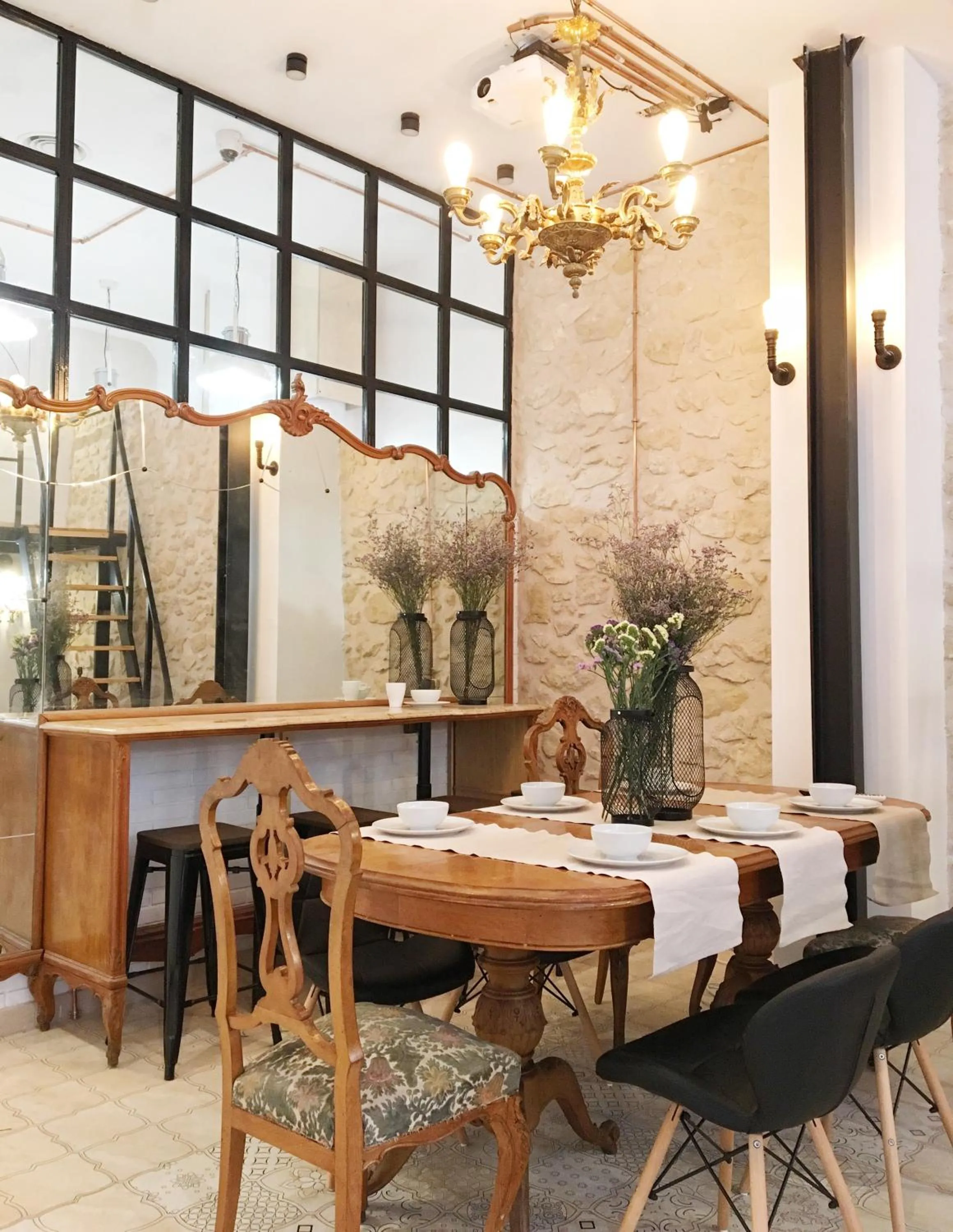 Dining area in Hostel Numero Trece - FREE towels, coffee & tea, remote check-in