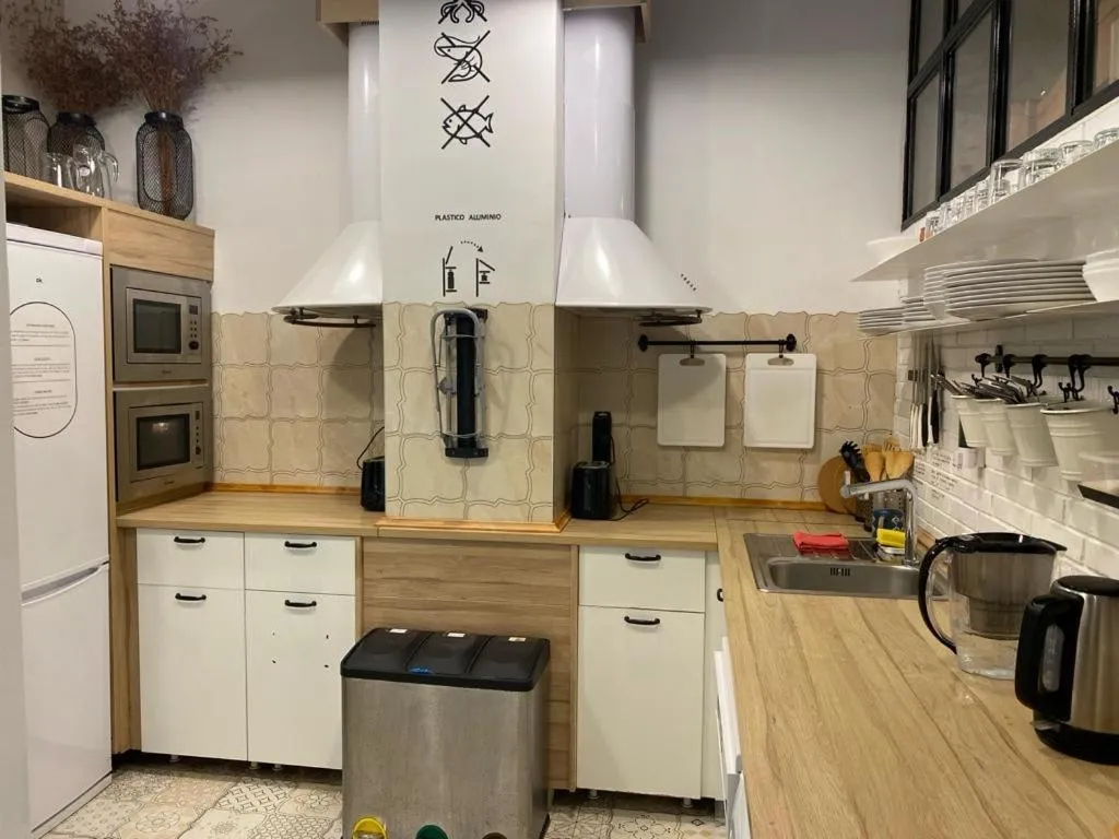 Kitchen or kitchenette in Hostel Numero Trece - FREE towels, coffee & tea, remote check-in