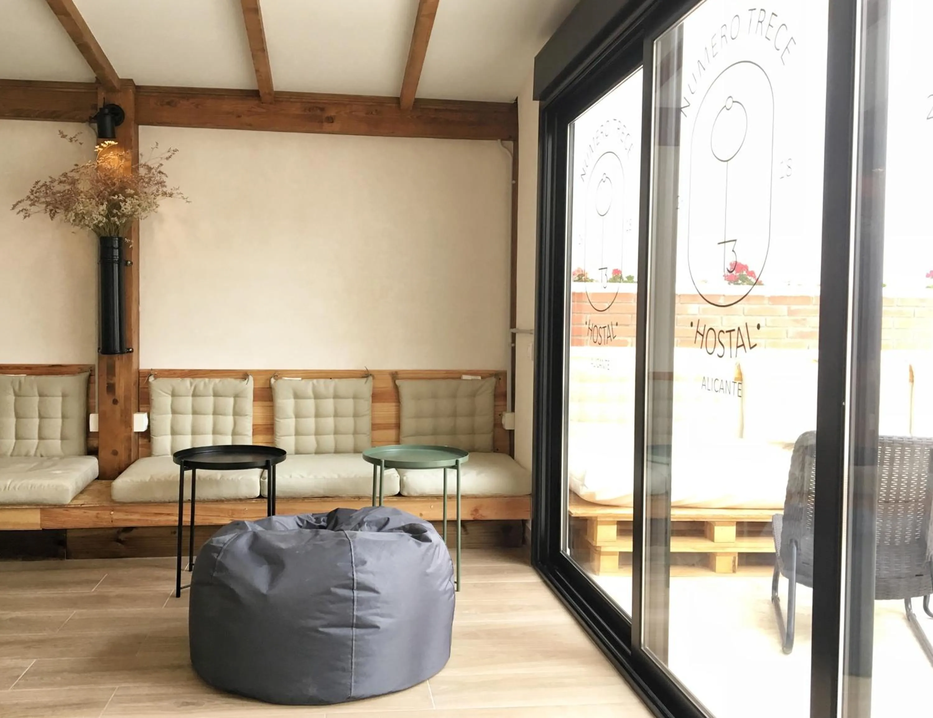 Seating area in Hostel Numero Trece - FREE towels, coffee & tea, remote check-in