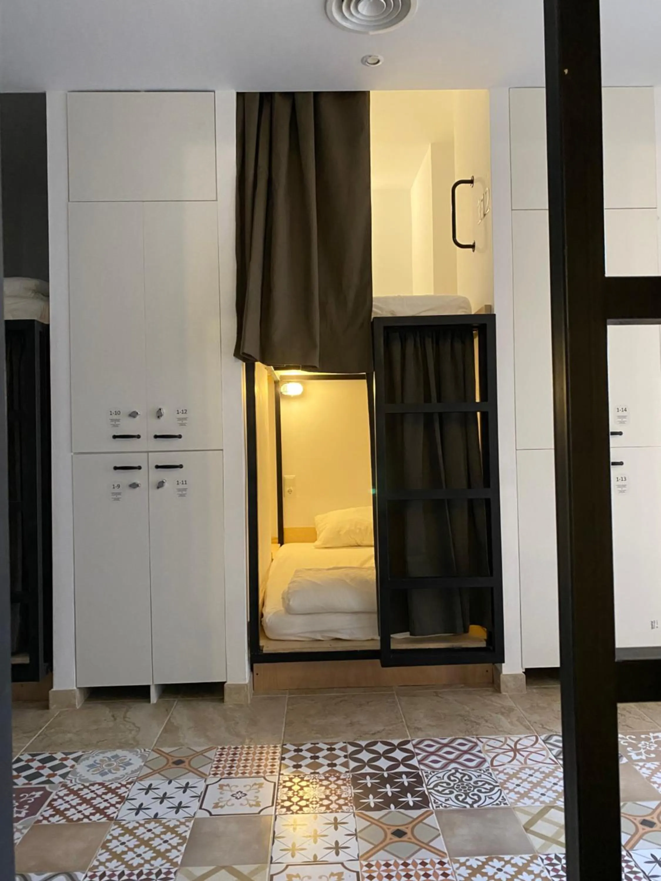 Bedroom, Bed in Hostel Numero Trece - FREE towels, coffee & tea, remote check-in