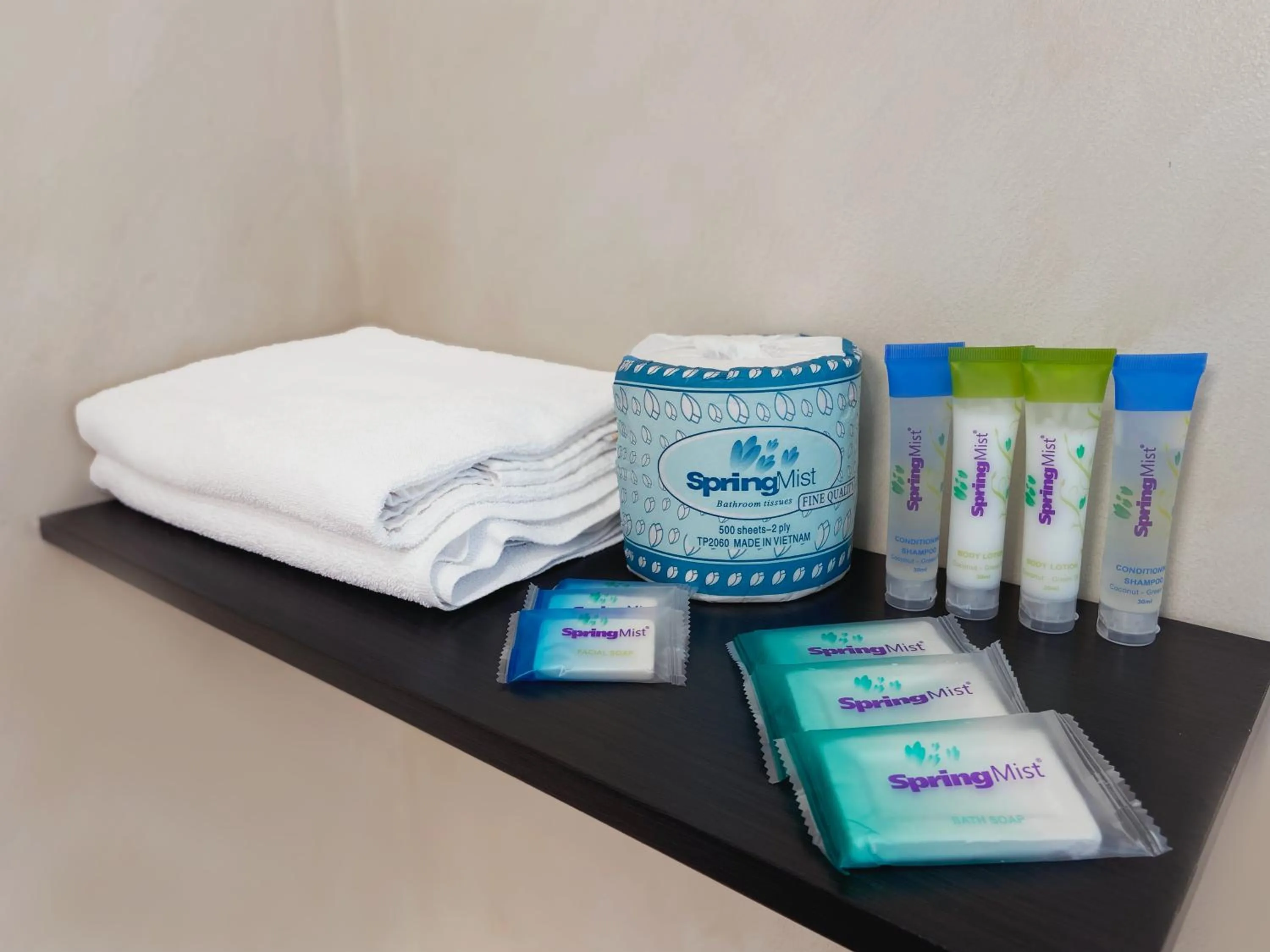 towels in Nite Inn at Universal City - Walking Distance to Universal Studios Hollywood