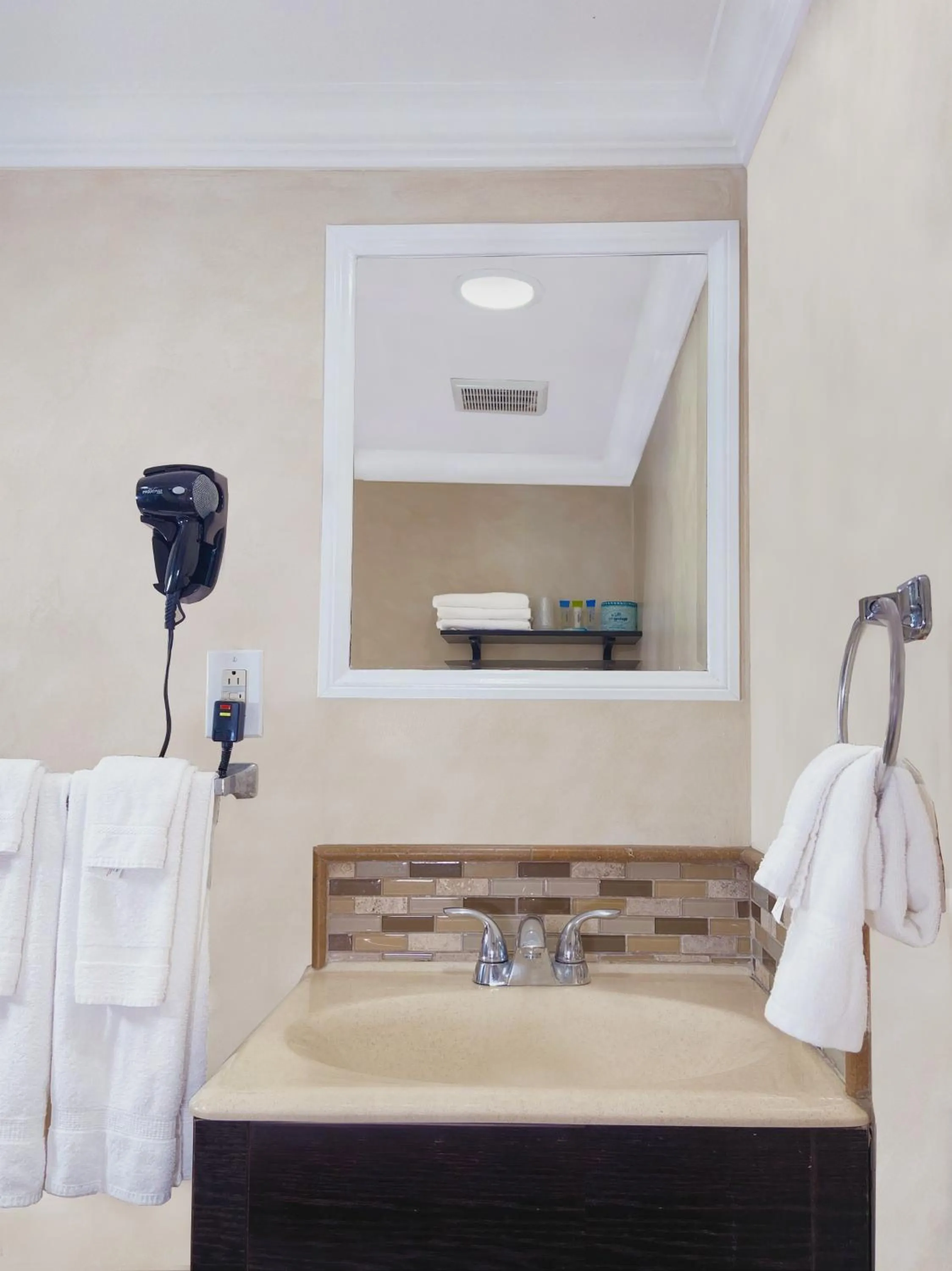 Bathroom in Nite Inn at Universal City - Walking Distance to Universal Studios Hollywood