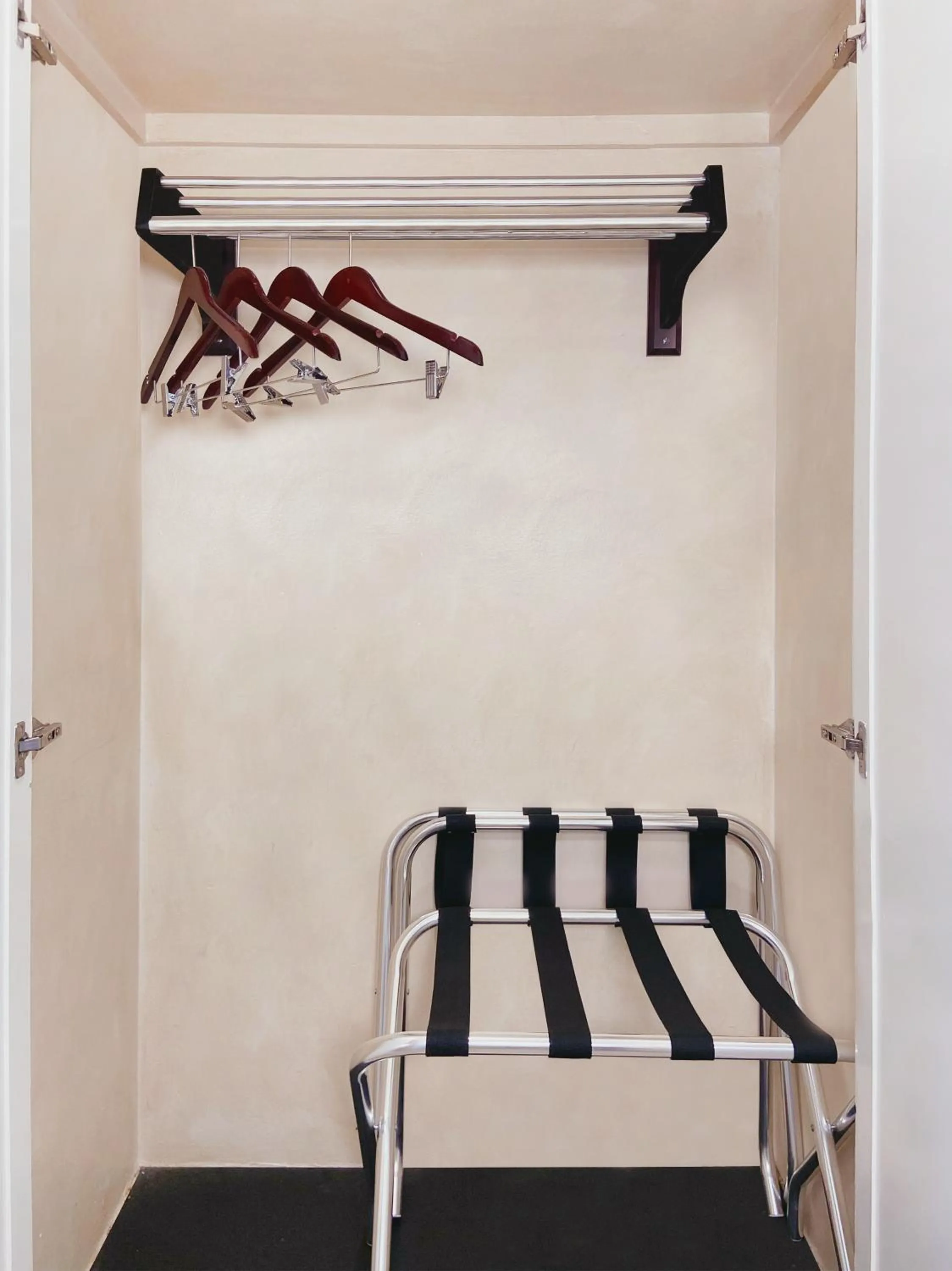 wardrobe, Bed in Nite Inn at Universal City - Walking Distance to Universal Studios Hollywood