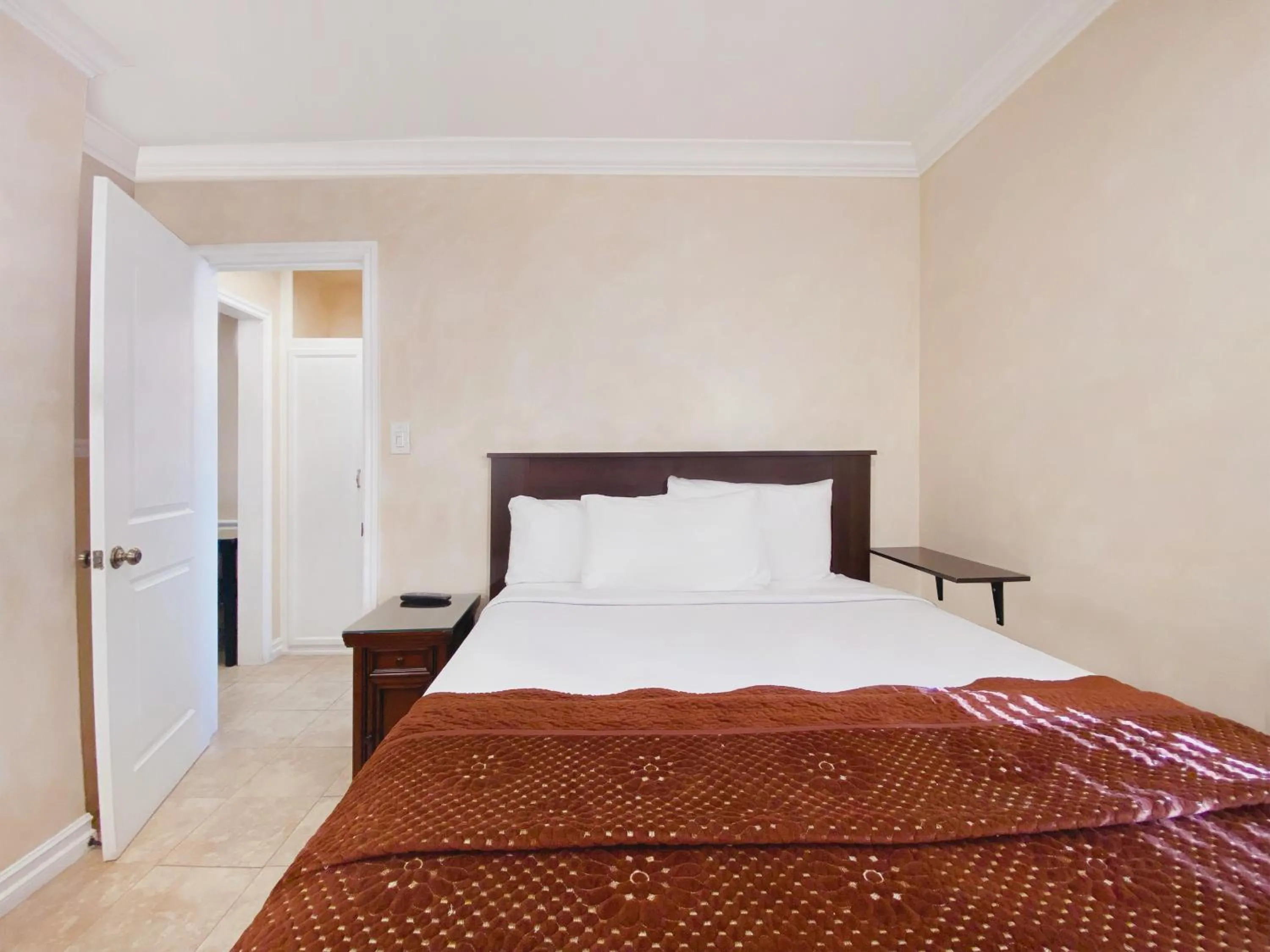 Bed in Nite Inn at Universal City - Walking Distance to Universal Studios Hollywood