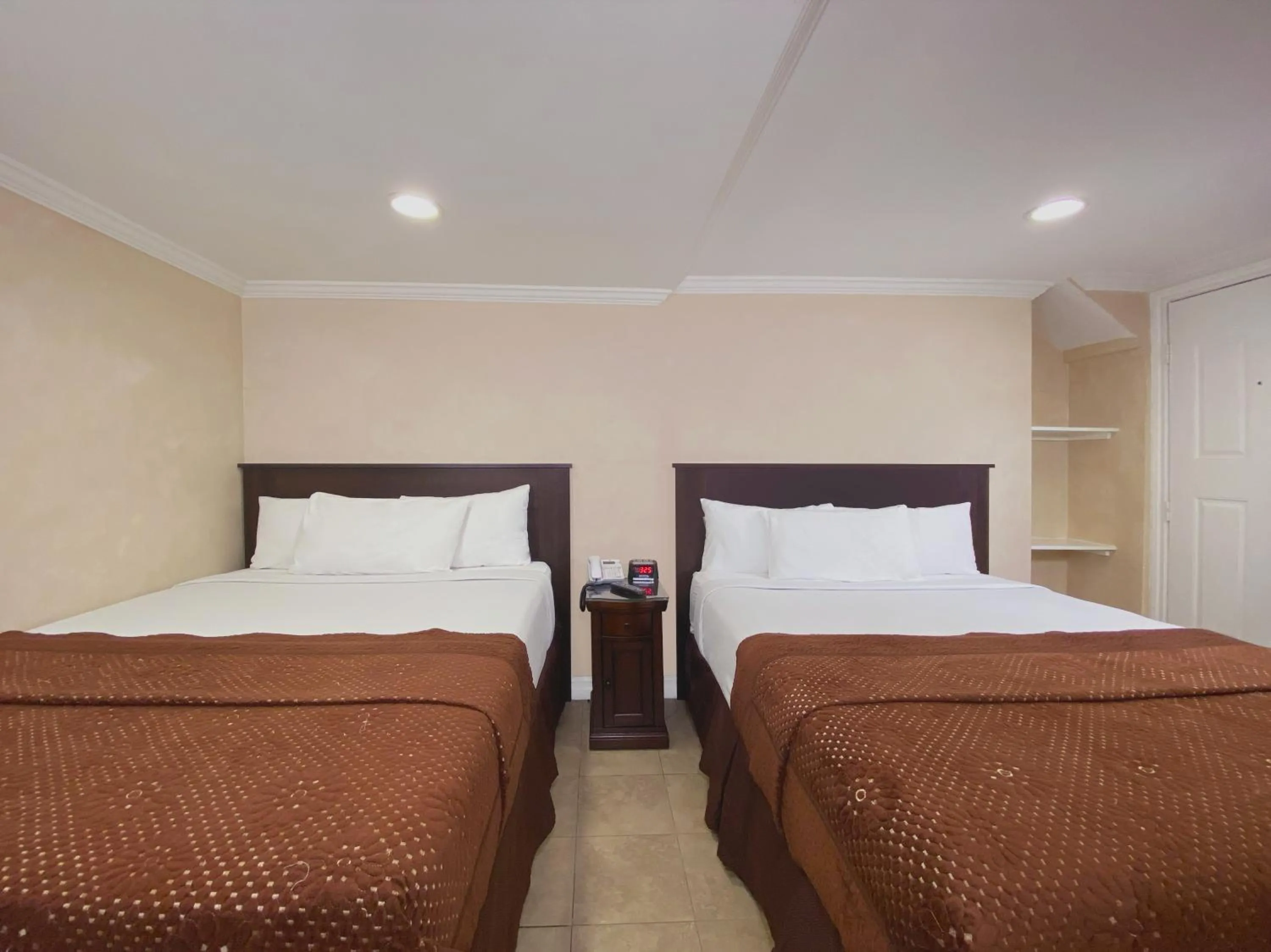 Bed in Nite Inn at Universal City - Walking Distance to Universal Studios Hollywood