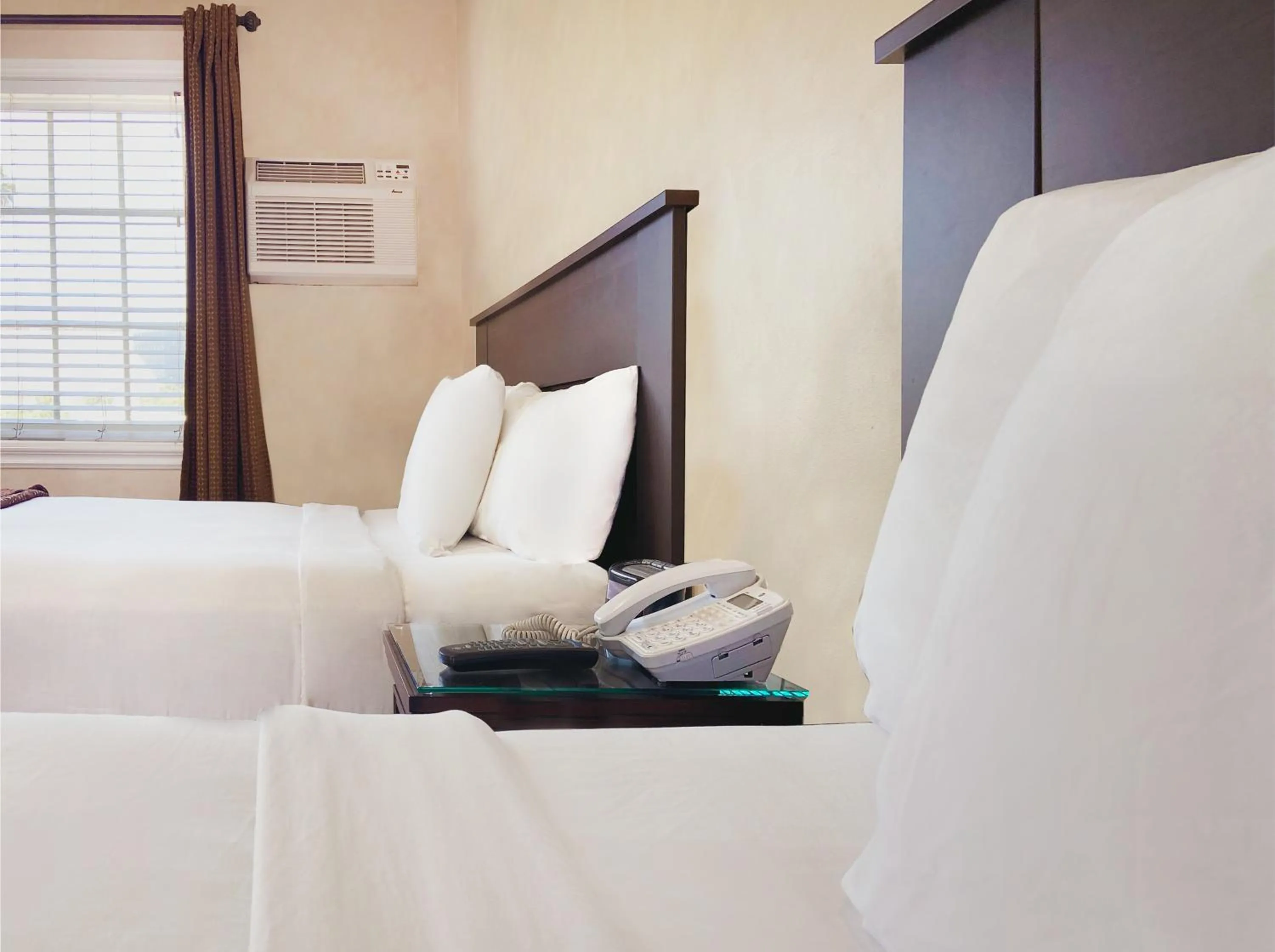 Bed in Nite Inn at Universal City - Walking Distance to Universal Studios Hollywood