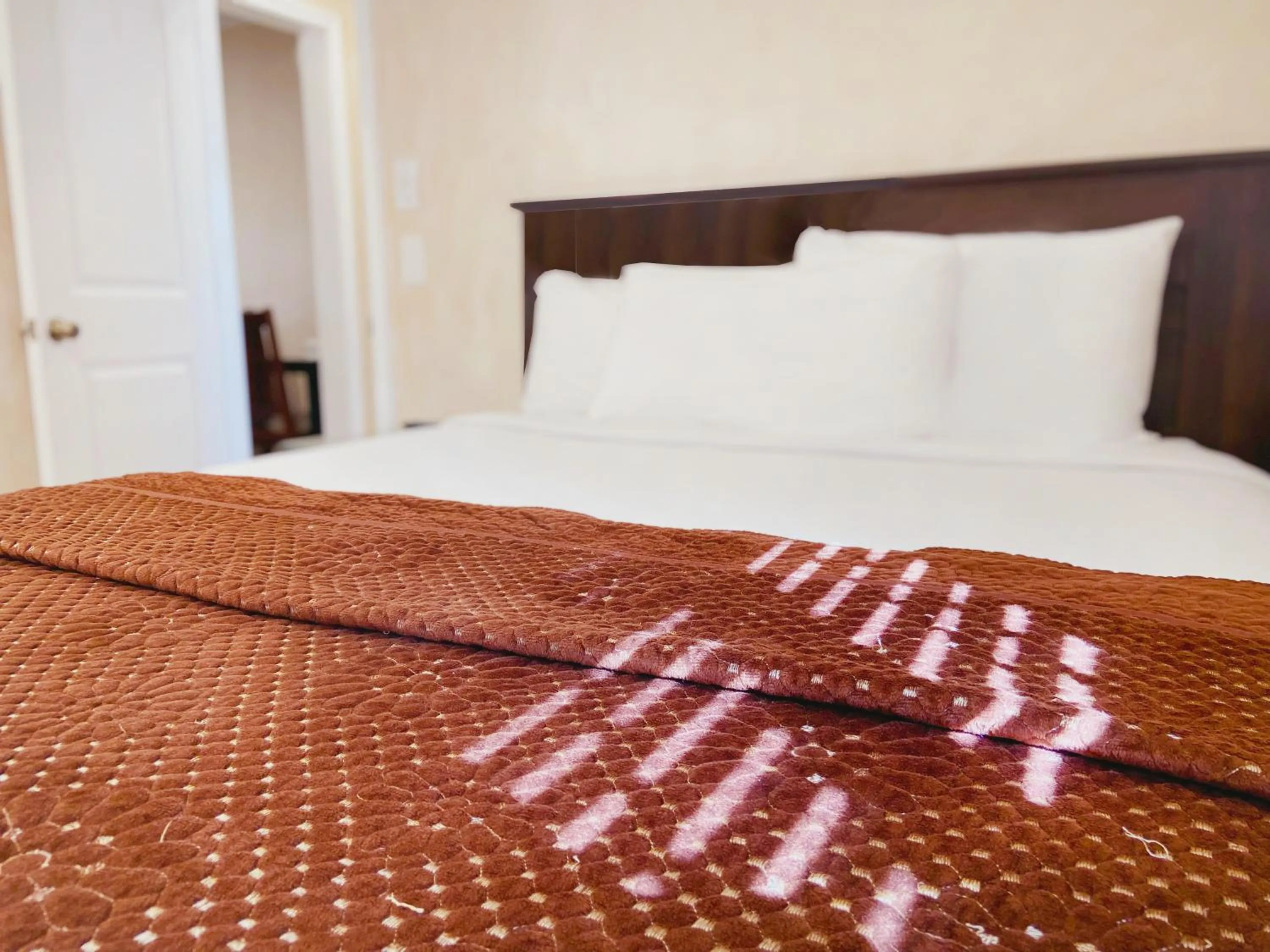 Bed in Nite Inn at Universal City - Walking Distance to Universal Studios Hollywood