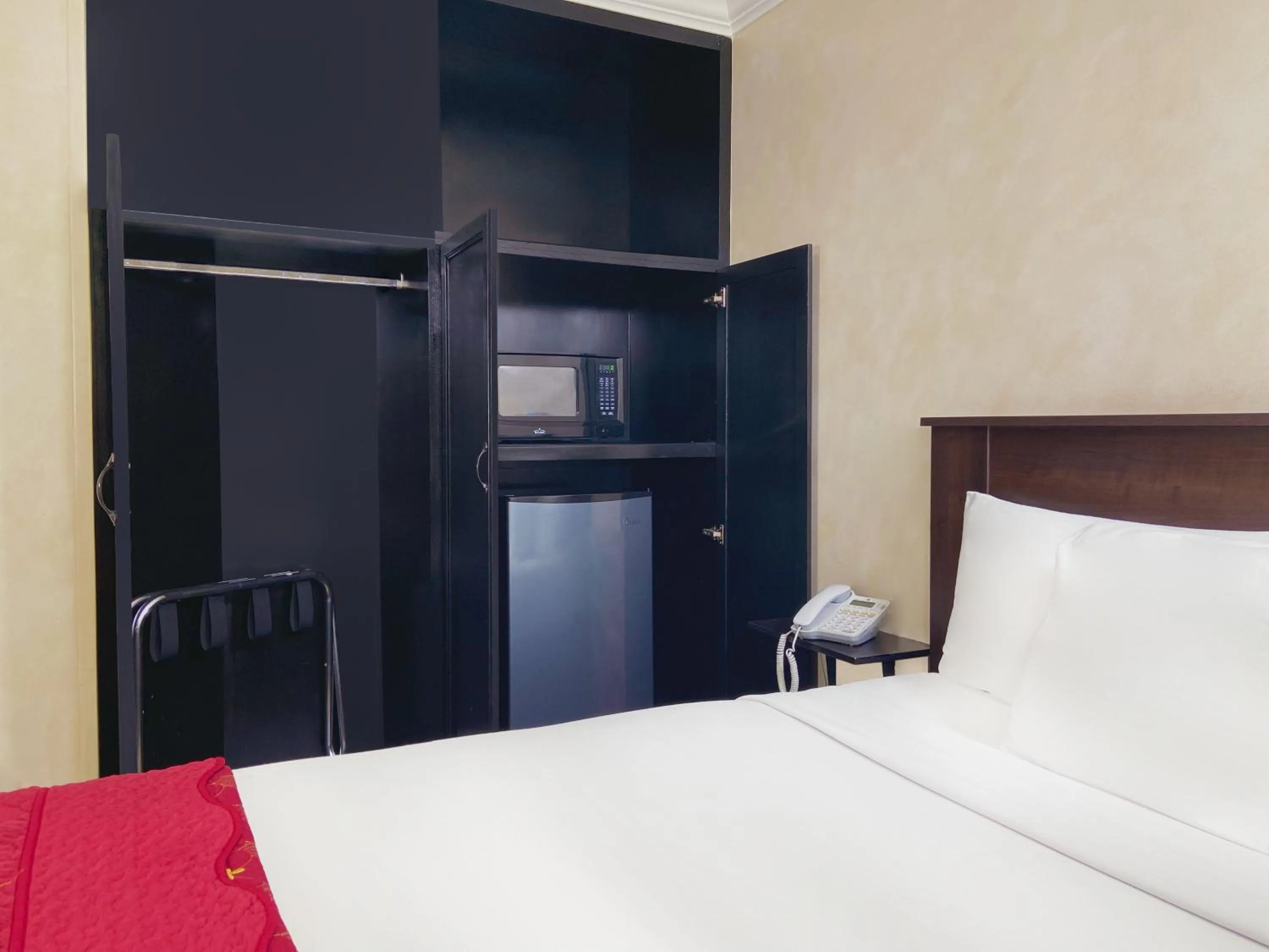 Bed in Nite Inn at Universal City - Walking Distance to Universal Studios Hollywood