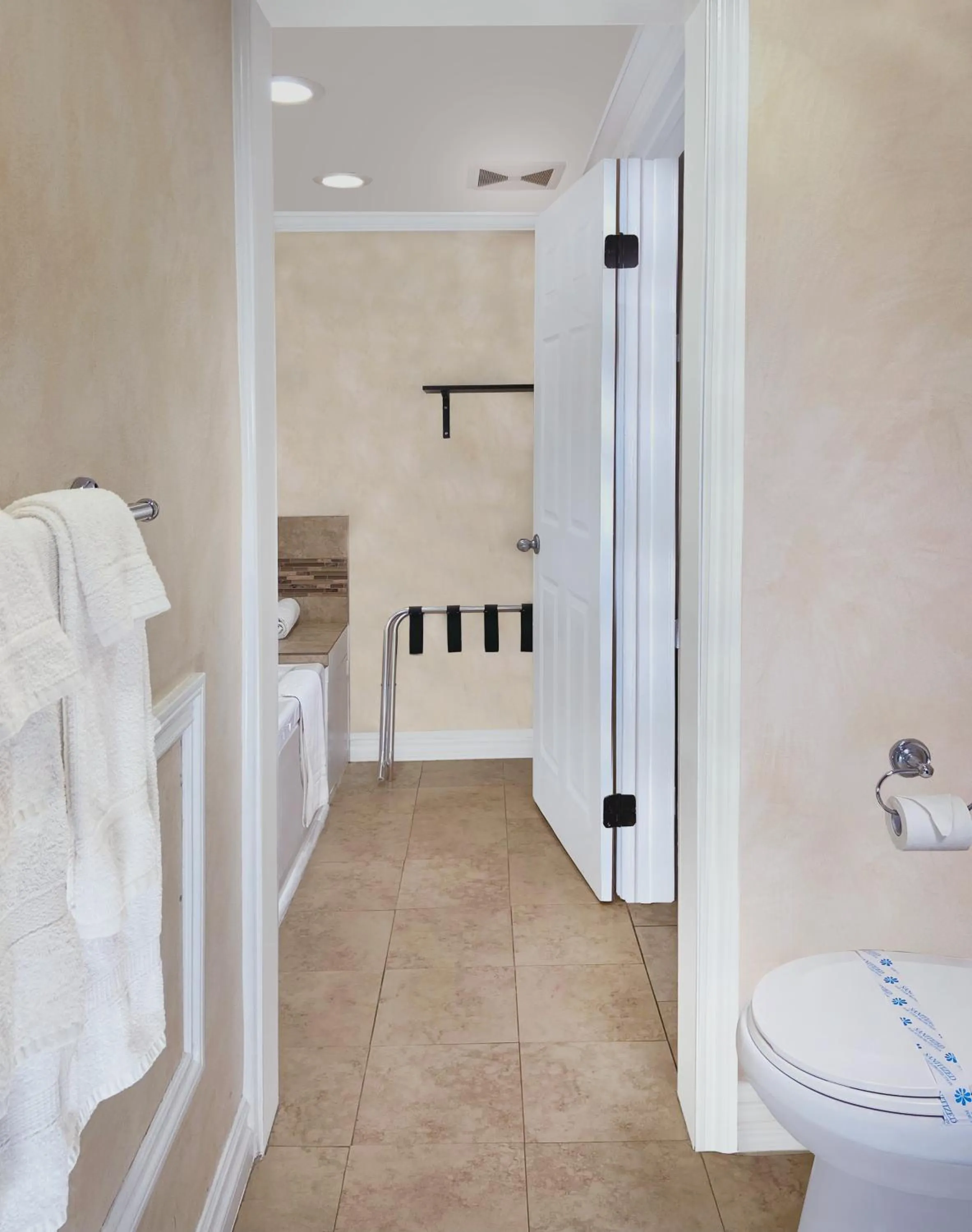 Toilet in Nite Inn at Universal City - Walking Distance to Universal Studios Hollywood