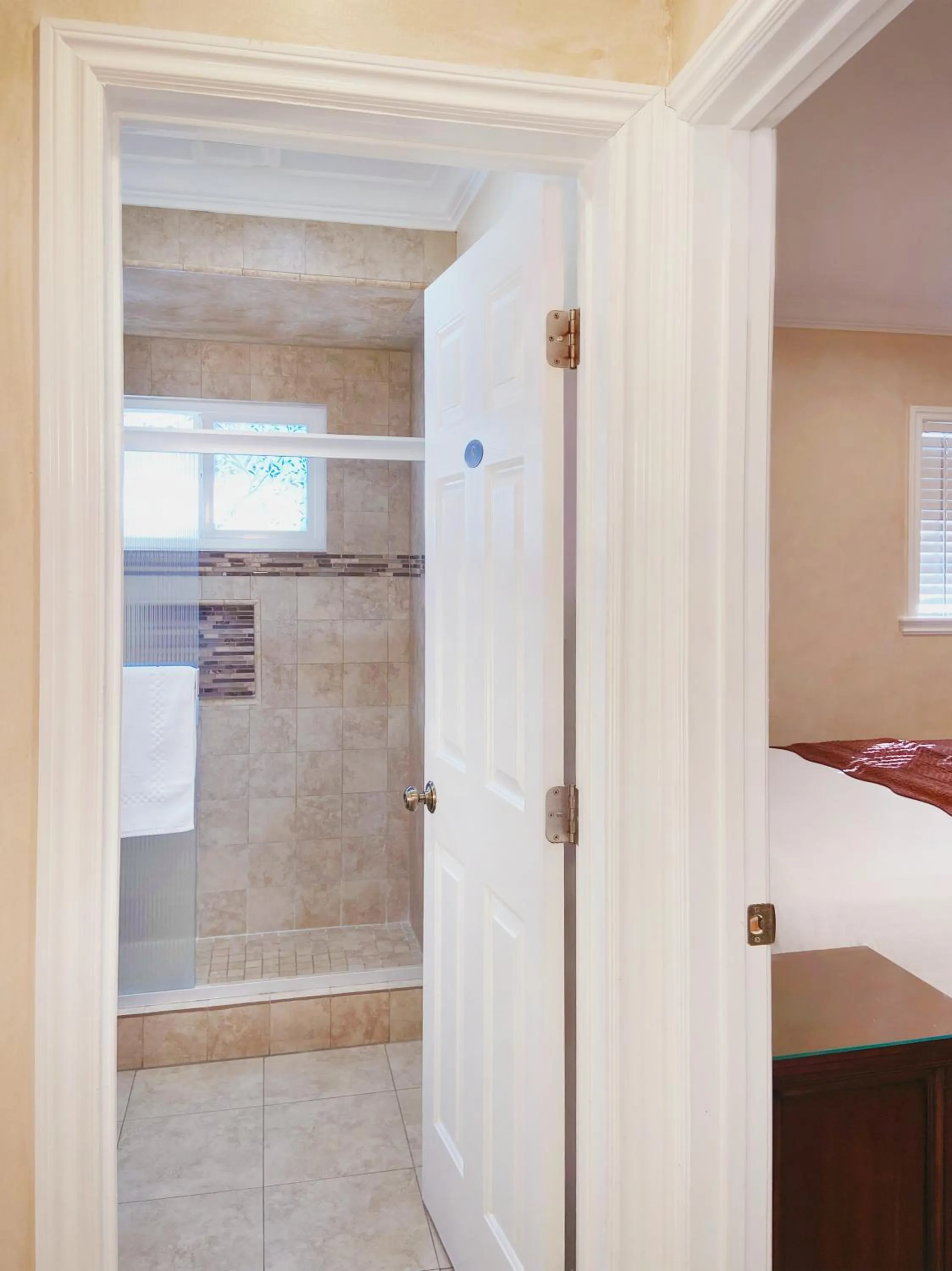 Shower, Bed in Nite Inn at Universal City - Walking Distance to Universal Studios Hollywood
