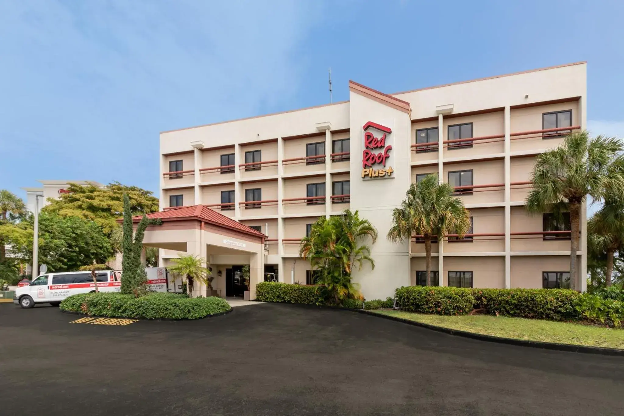 Property building in Red Roof PLUS Miami Airport Property building in Red Roof PLUS Miami Airport