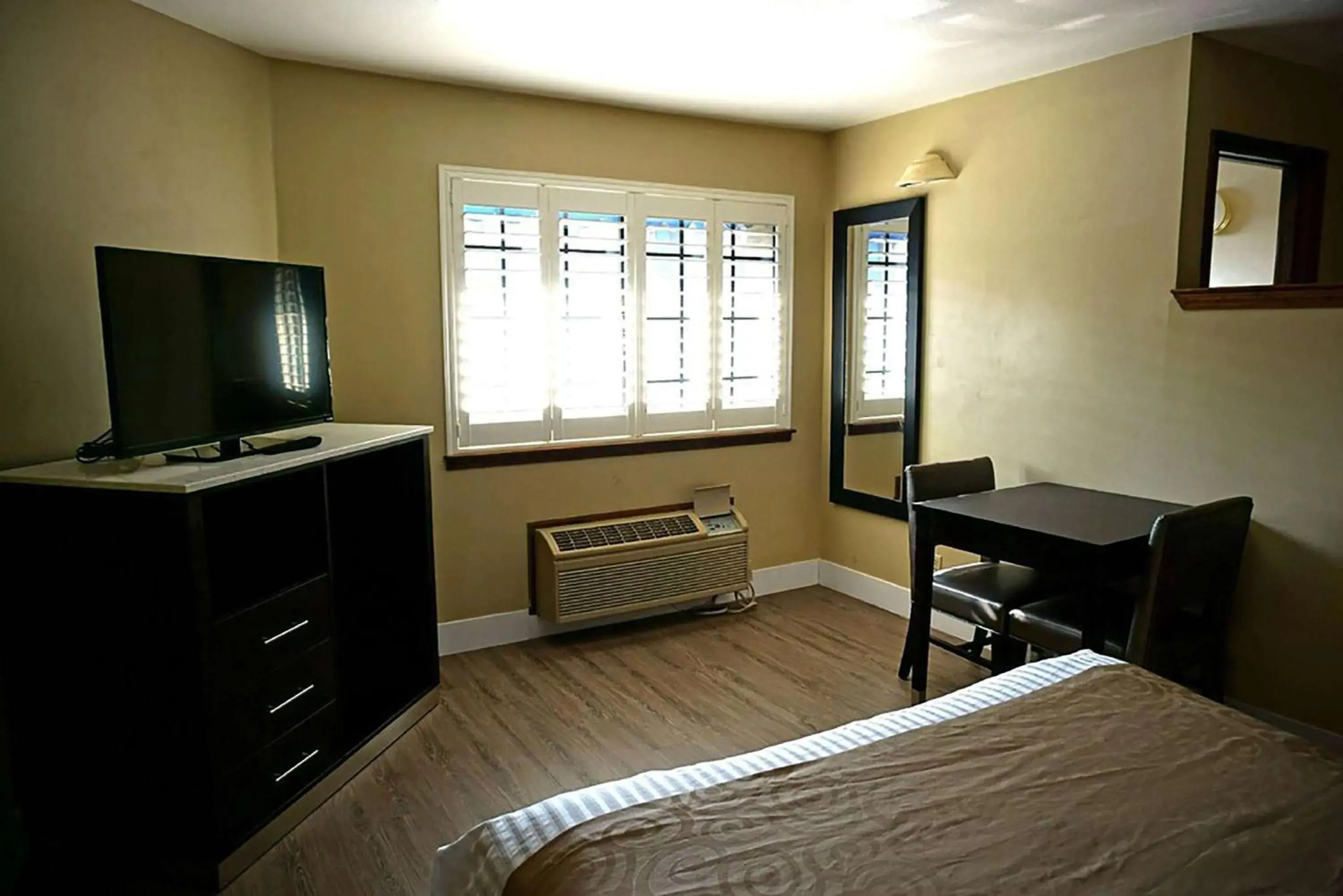 Photo of the whole room, Bed in Travelodge by Wyndham Concord Photo of the whole room, Bed in Travelodge by Wyndham Concord