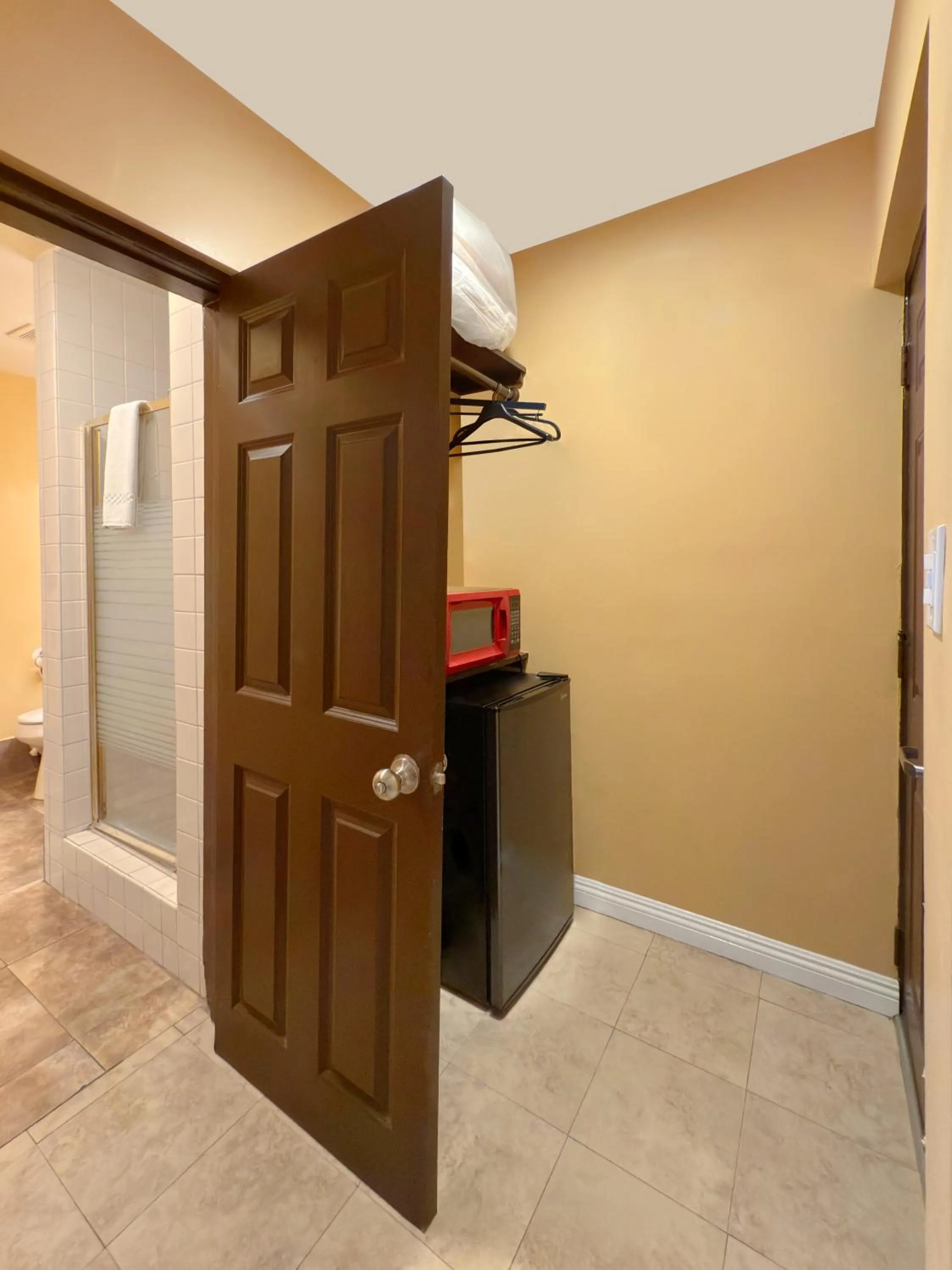 Bathroom in El Patio Inn - Near Universal Studios Hollywood