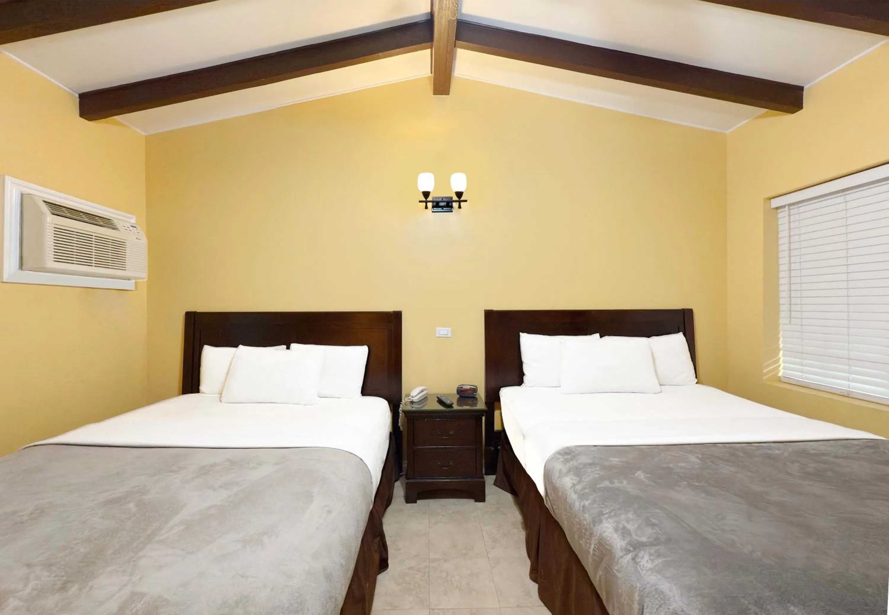 Bed in El Patio Inn - Near Universal Studios Hollywood