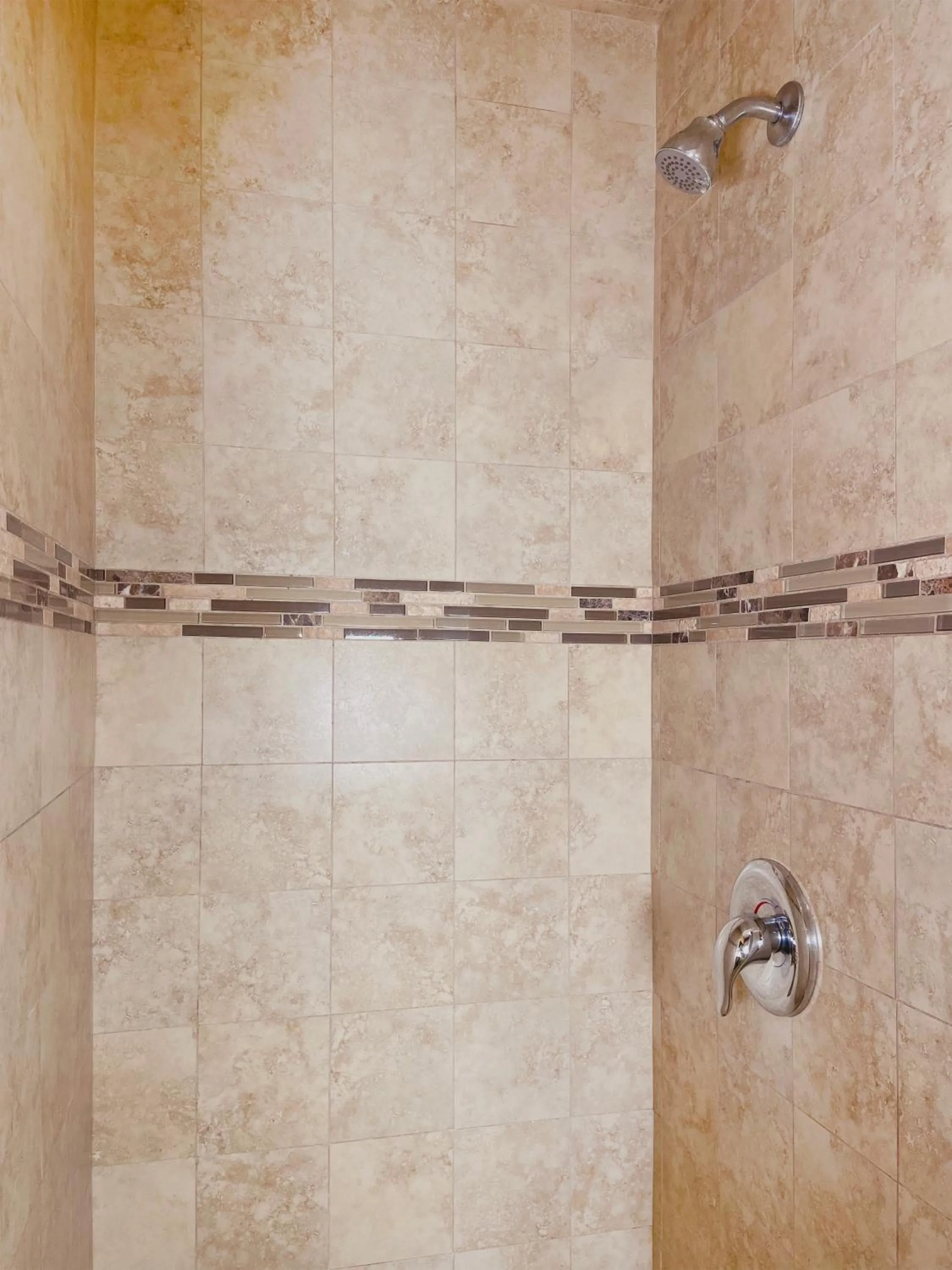 Shower in El Patio Inn - Near Universal Studios Hollywood