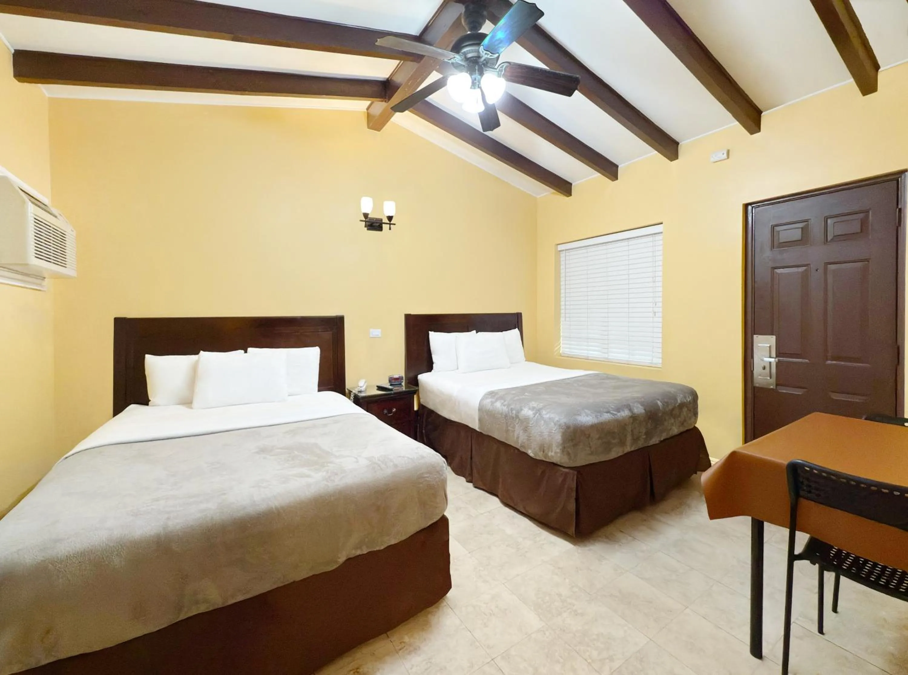 Bed in El Patio Inn - Near Universal Studios Hollywood