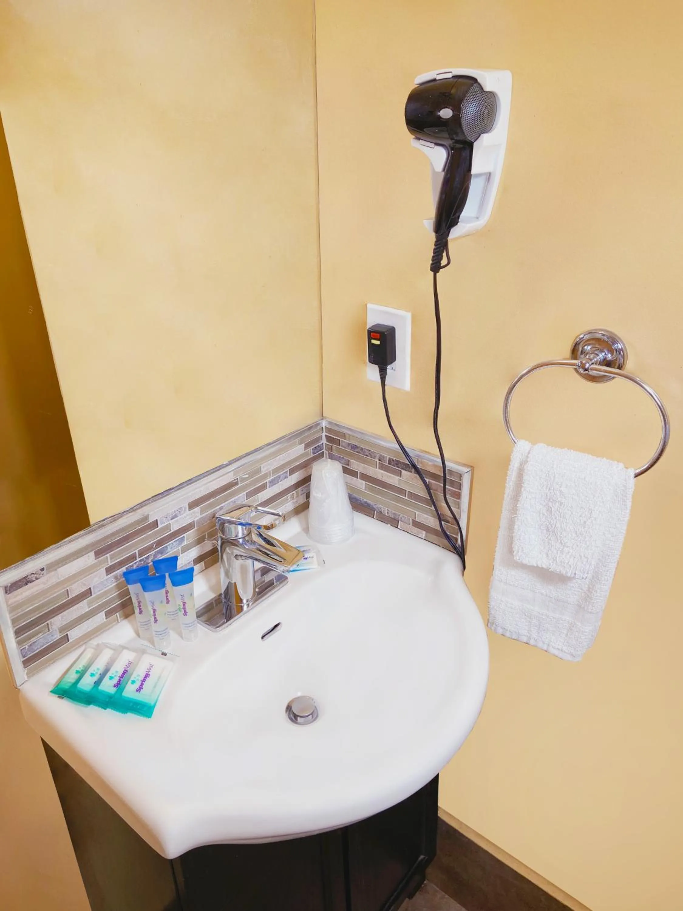 Bathroom in El Patio Inn - Near Universal Studios Hollywood