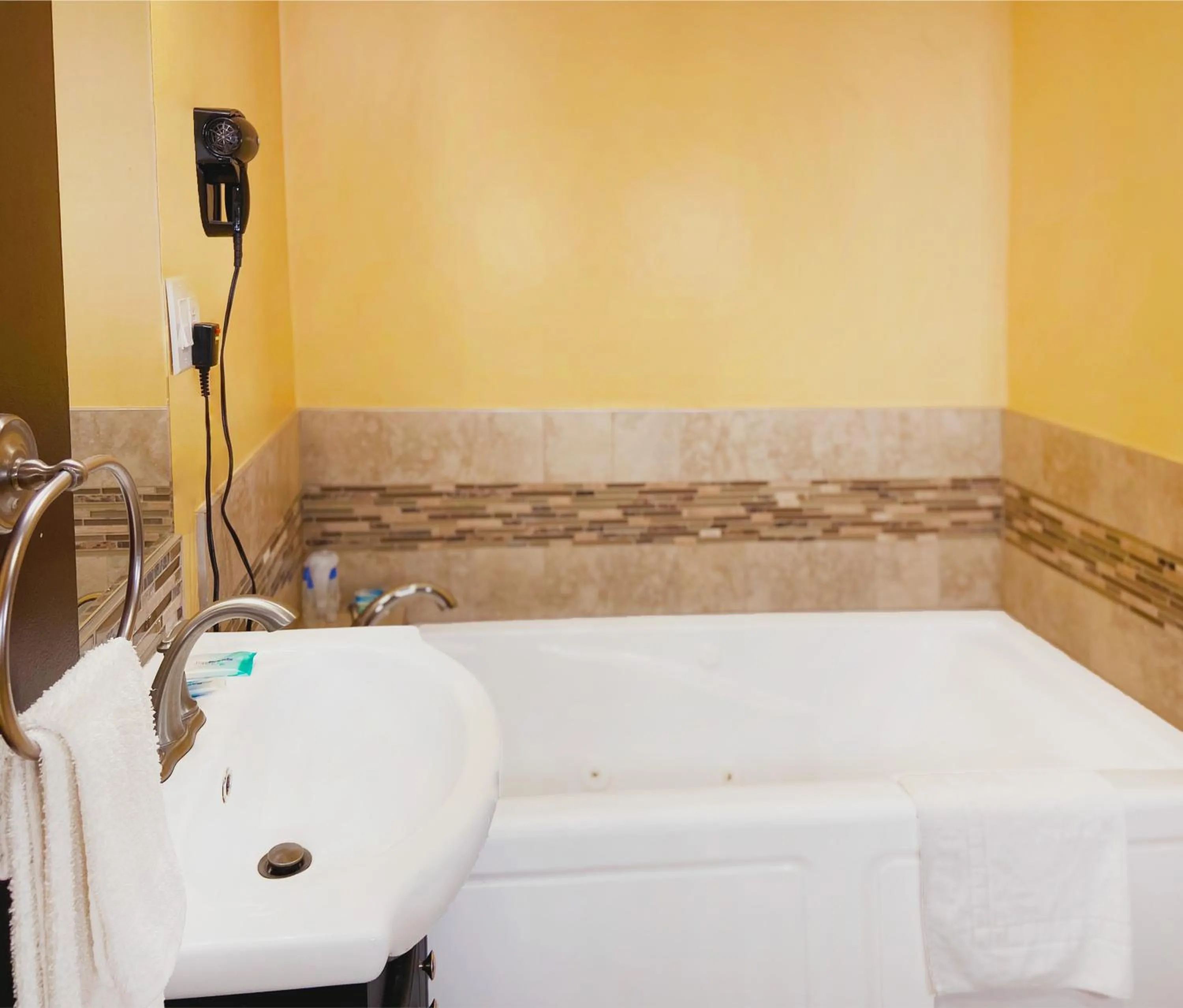 Bathroom in El Patio Inn - Near Universal Studios Hollywood