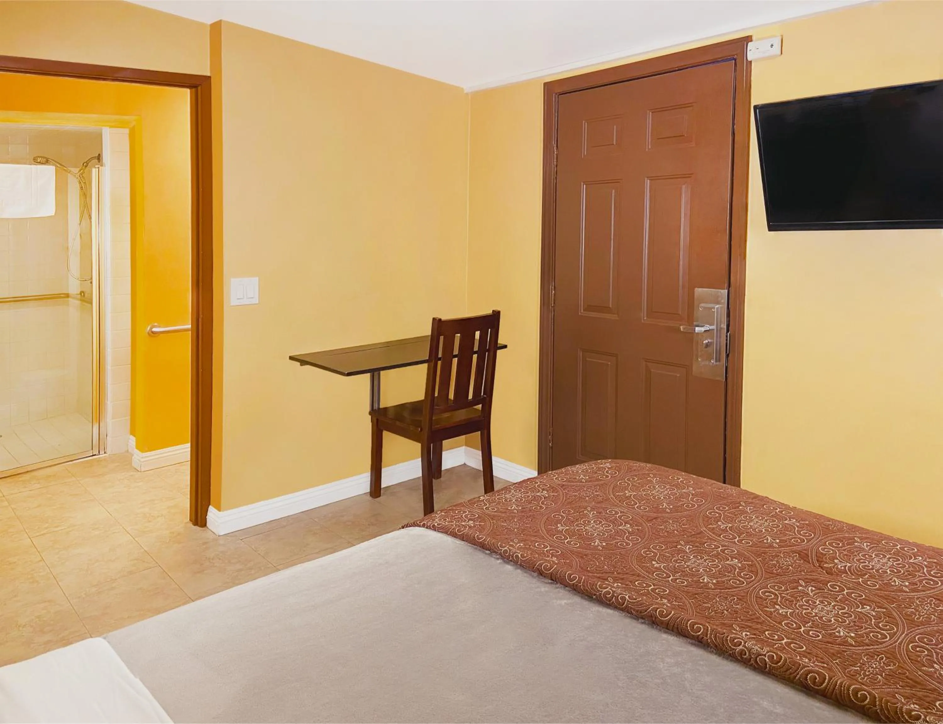 View (from property/room), Bed in El Patio Inn - Near Universal Studios Hollywood