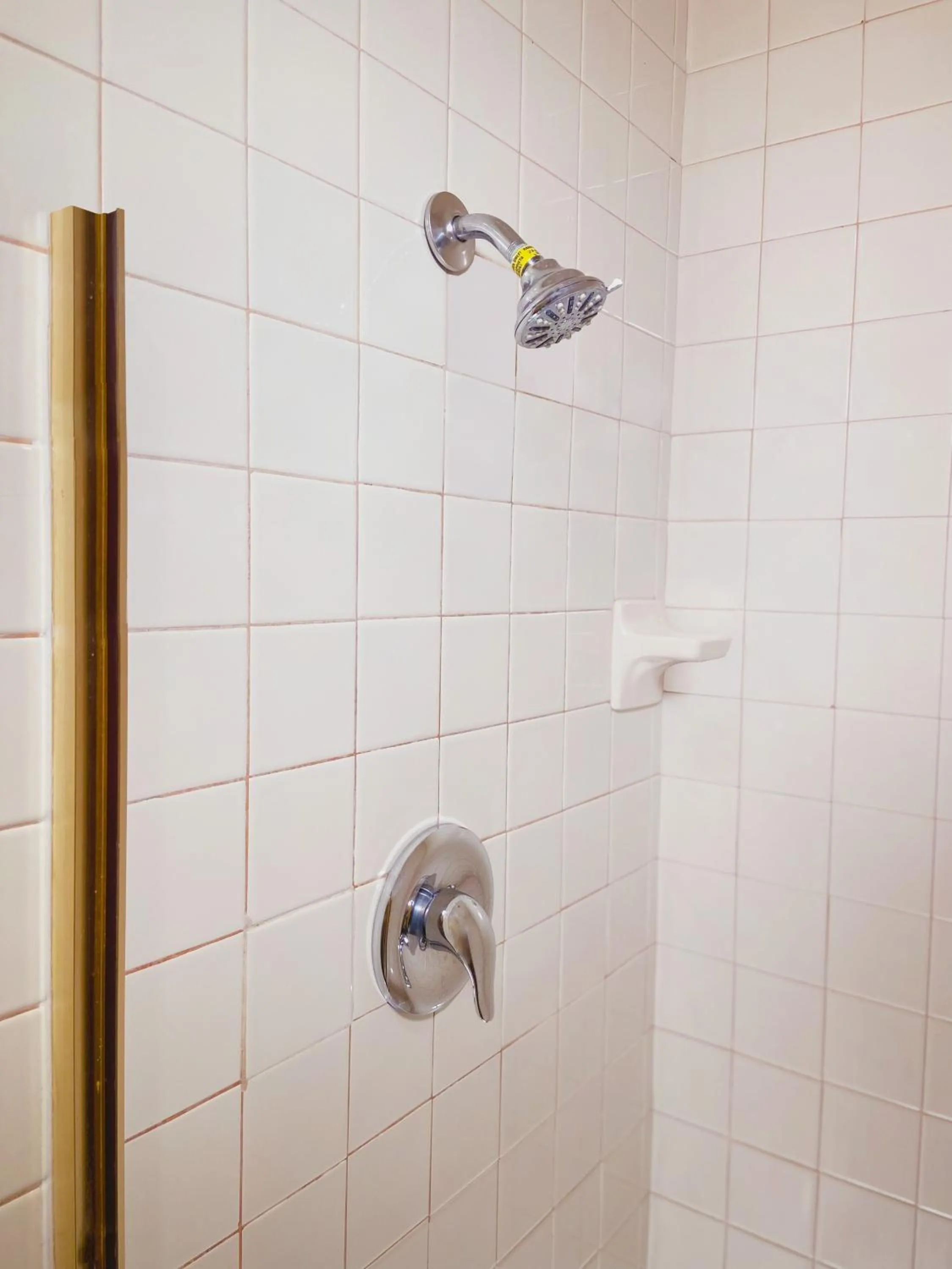 Shower in El Patio Inn - Near Universal Studios Hollywood