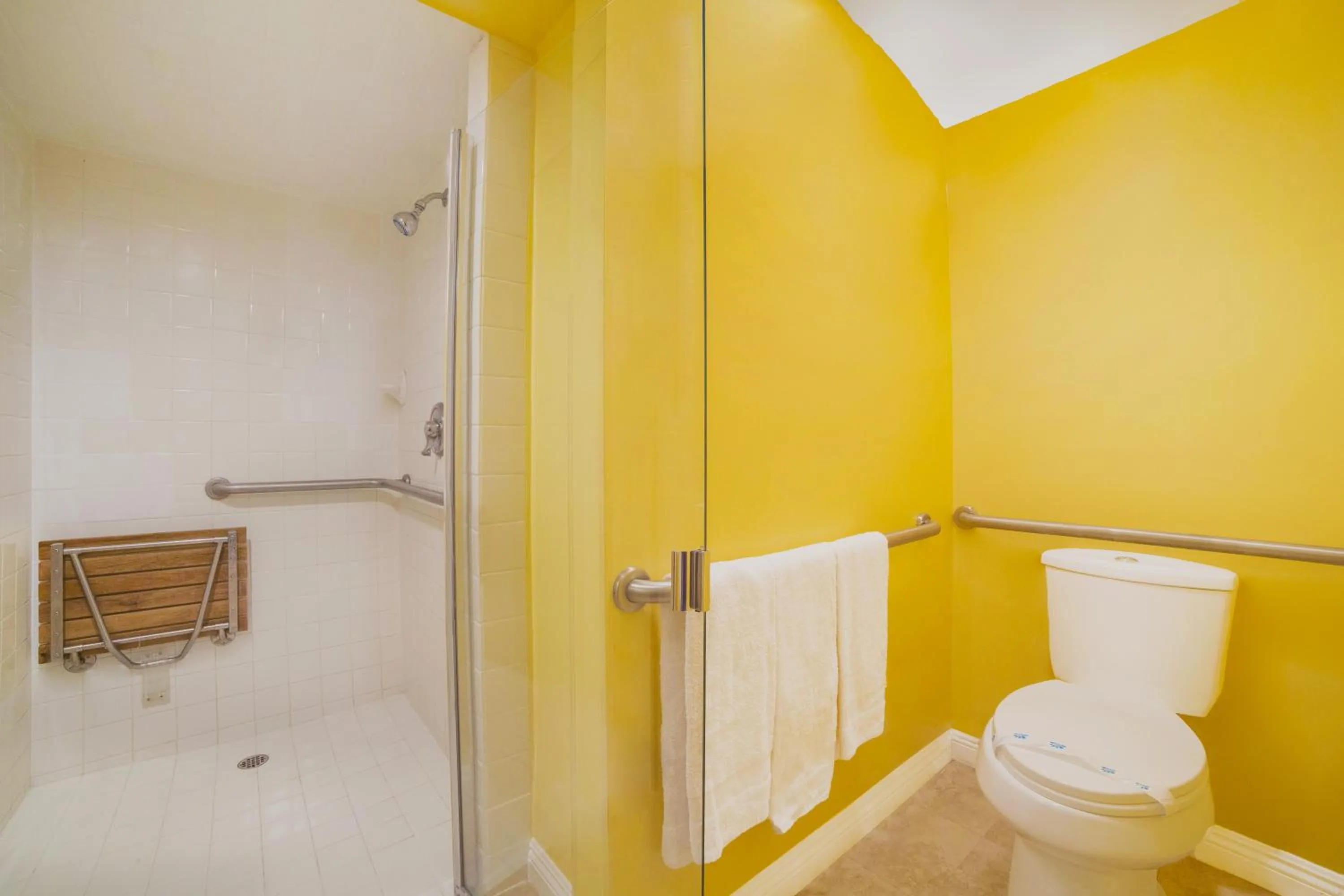 Shower in El Patio Inn - Near Universal Studios Hollywood