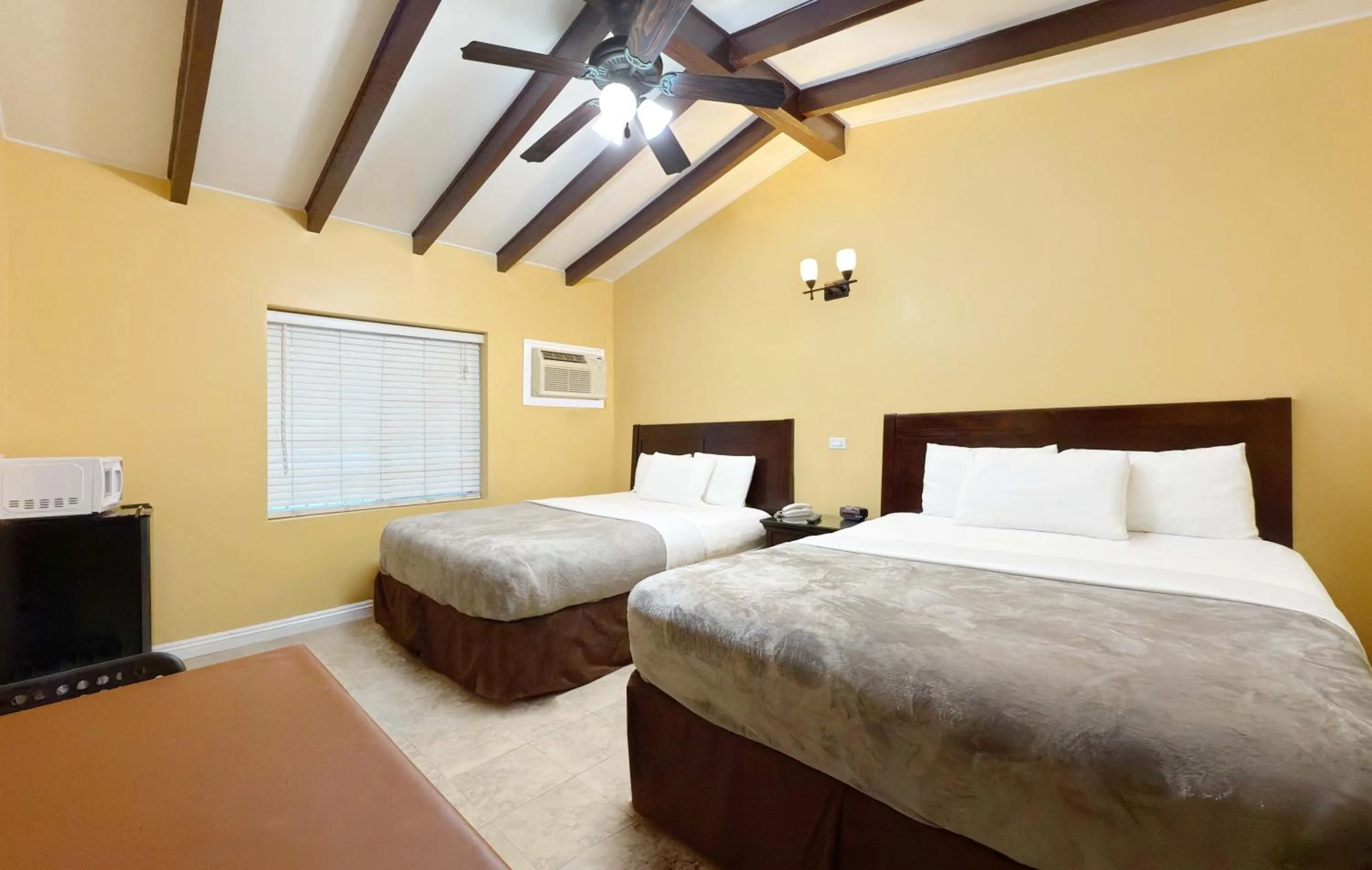 Bed in El Patio Inn - Near Universal Studios Hollywood