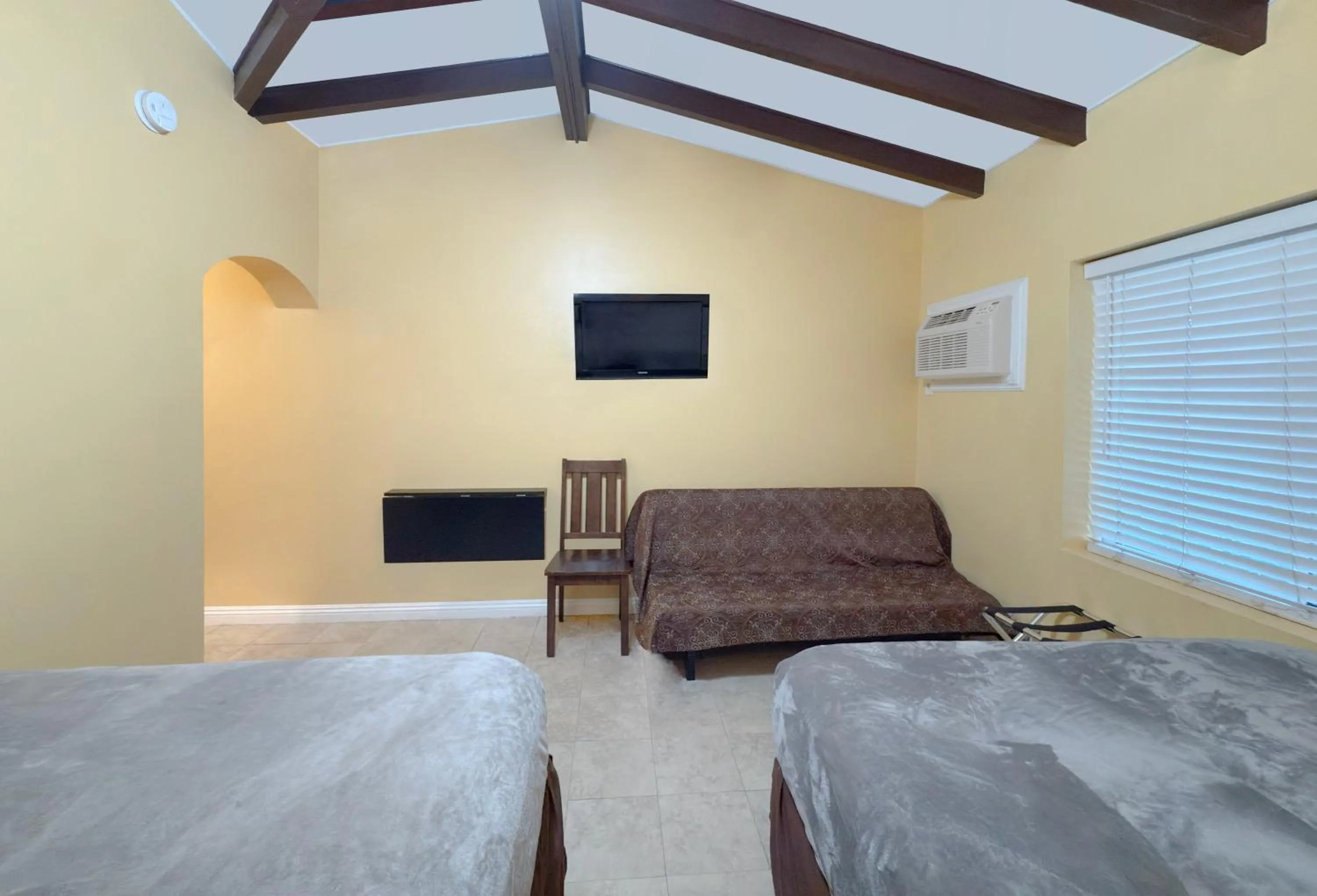 Bed in El Patio Inn - Near Universal Studios Hollywood