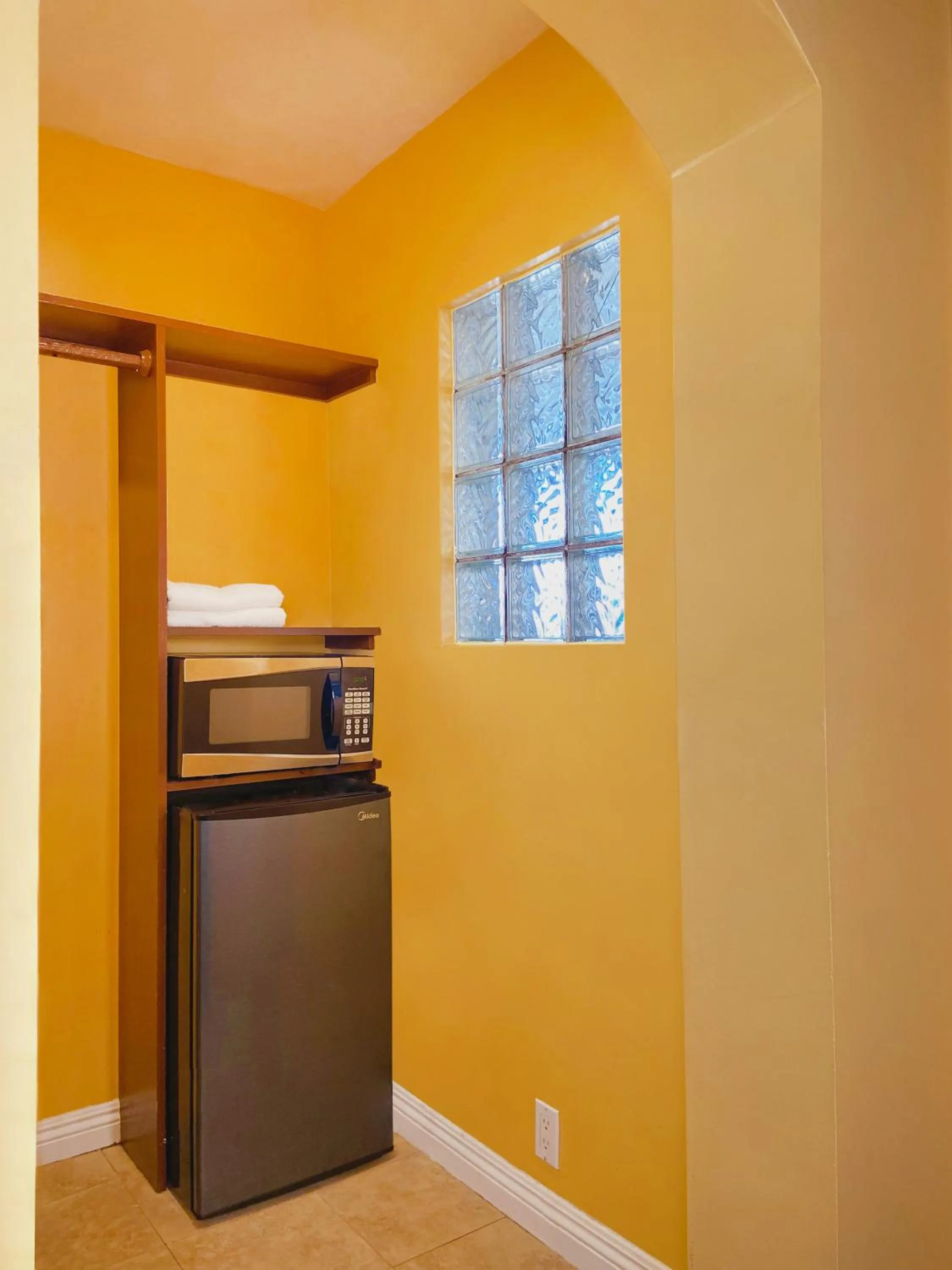 minibar in El Patio Inn - Near Universal Studios Hollywood