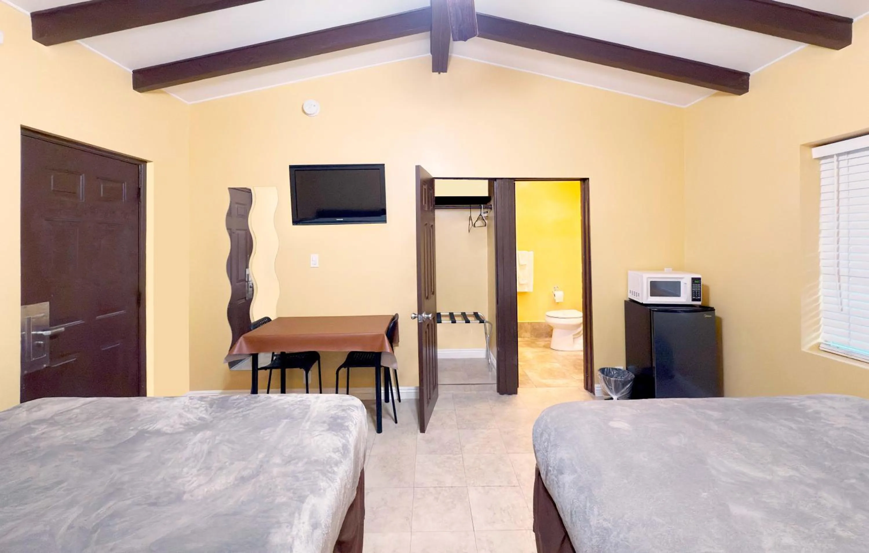 Bed in El Patio Inn - Near Universal Studios Hollywood