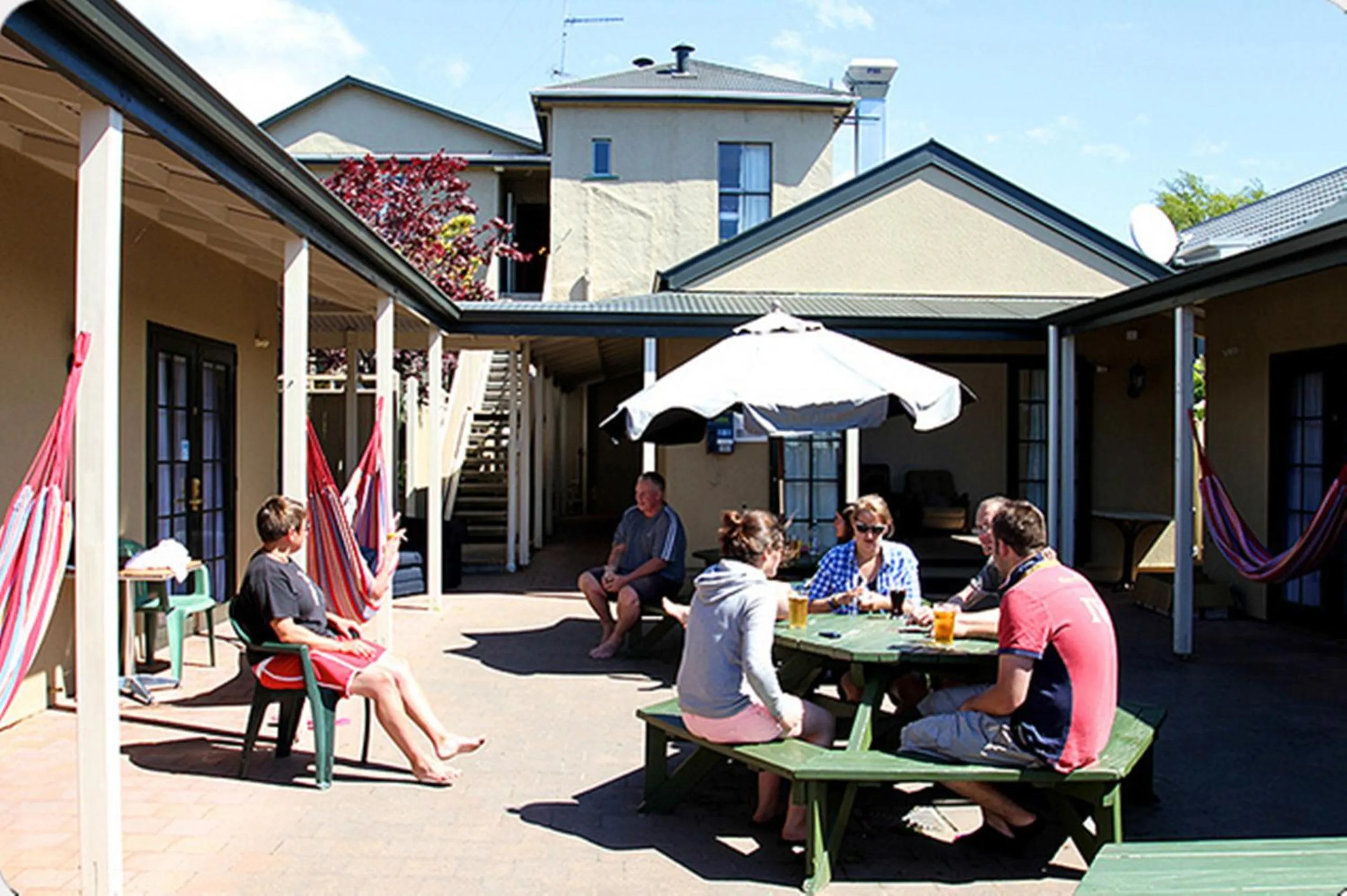 Facade/entrance in The Prince Albert Backpackers & Bar