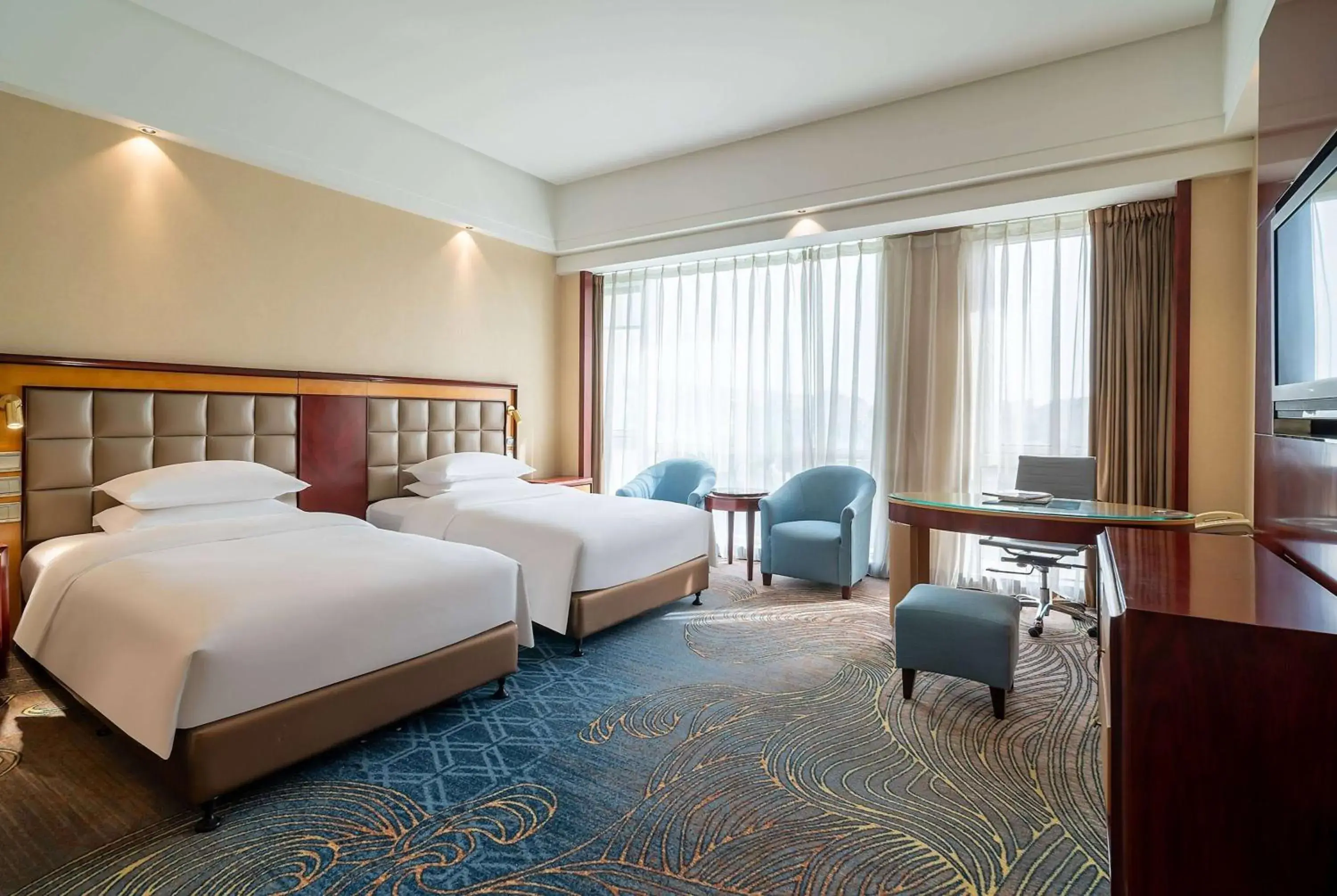 Photo of the whole room, Bed in Ramada Plaza By Wyndham Taian Photo of the whole room, Bed in Ramada Plaza By Wyndham Taian