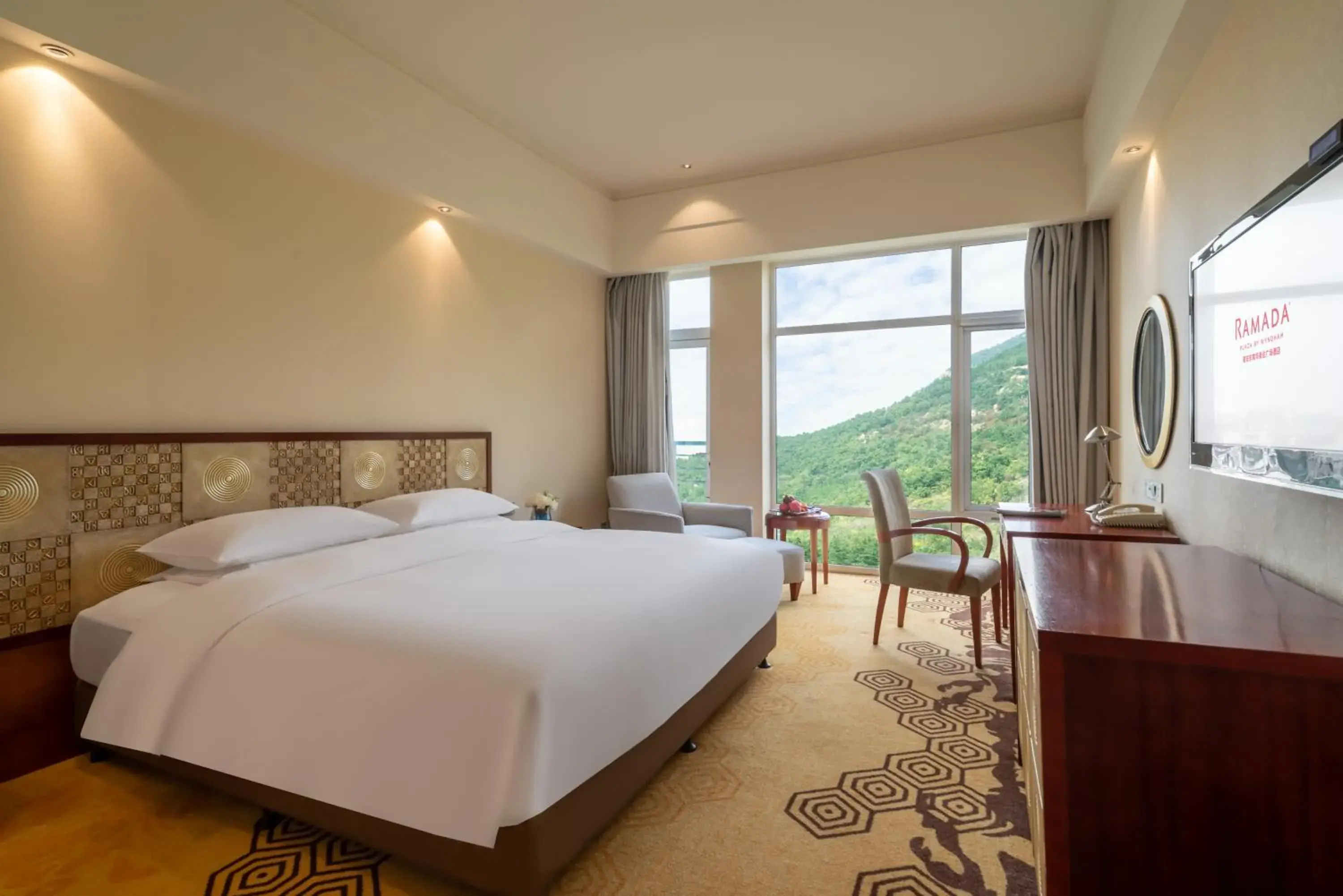 Mountain view, Bed in Ramada Plaza By Wyndham Taian Mountain view, Bed in Ramada Plaza By Wyndham Taian