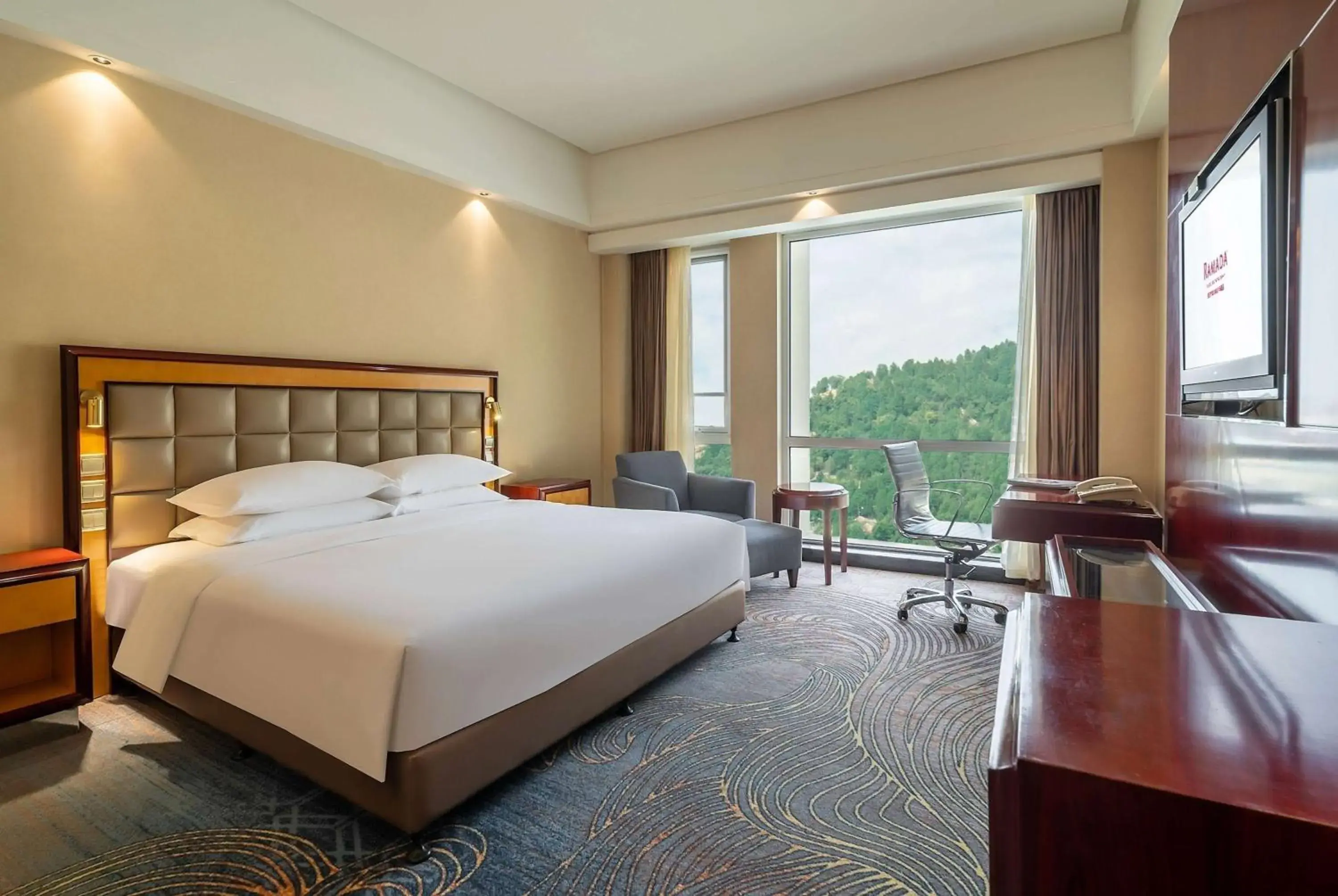 Photo of the whole room, Bed in Ramada Plaza By Wyndham Taian Photo of the whole room, Bed in Ramada Plaza By Wyndham Taian