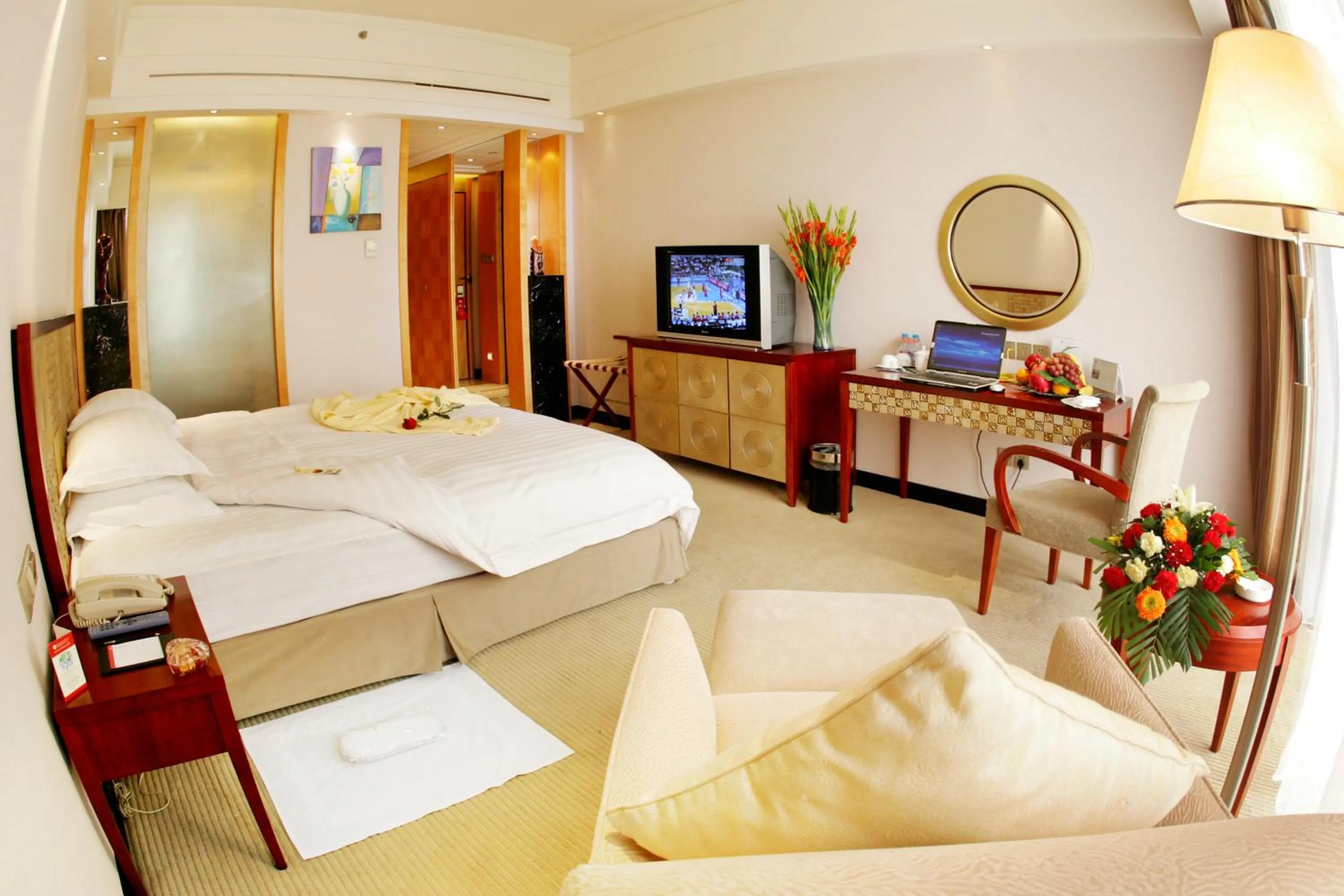 Photo of the whole room, Bed in Ramada Plaza By Wyndham Taian