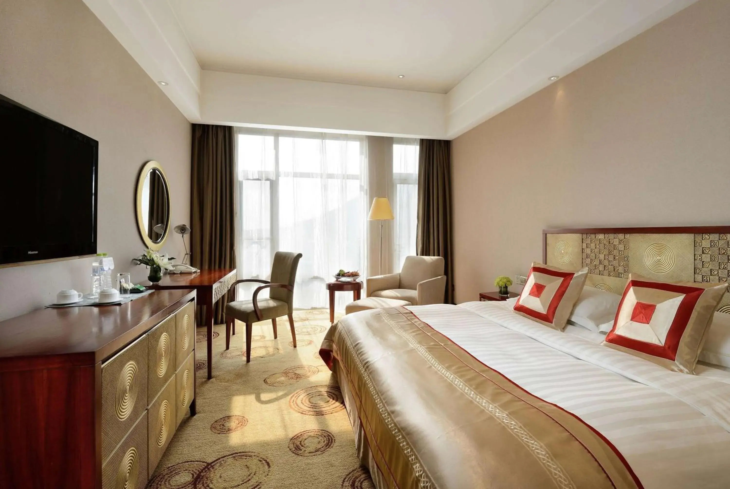 Photo of the whole room, Bed in Ramada Plaza By Wyndham Taian Photo of the whole room, Bed in Ramada Plaza By Wyndham Taian