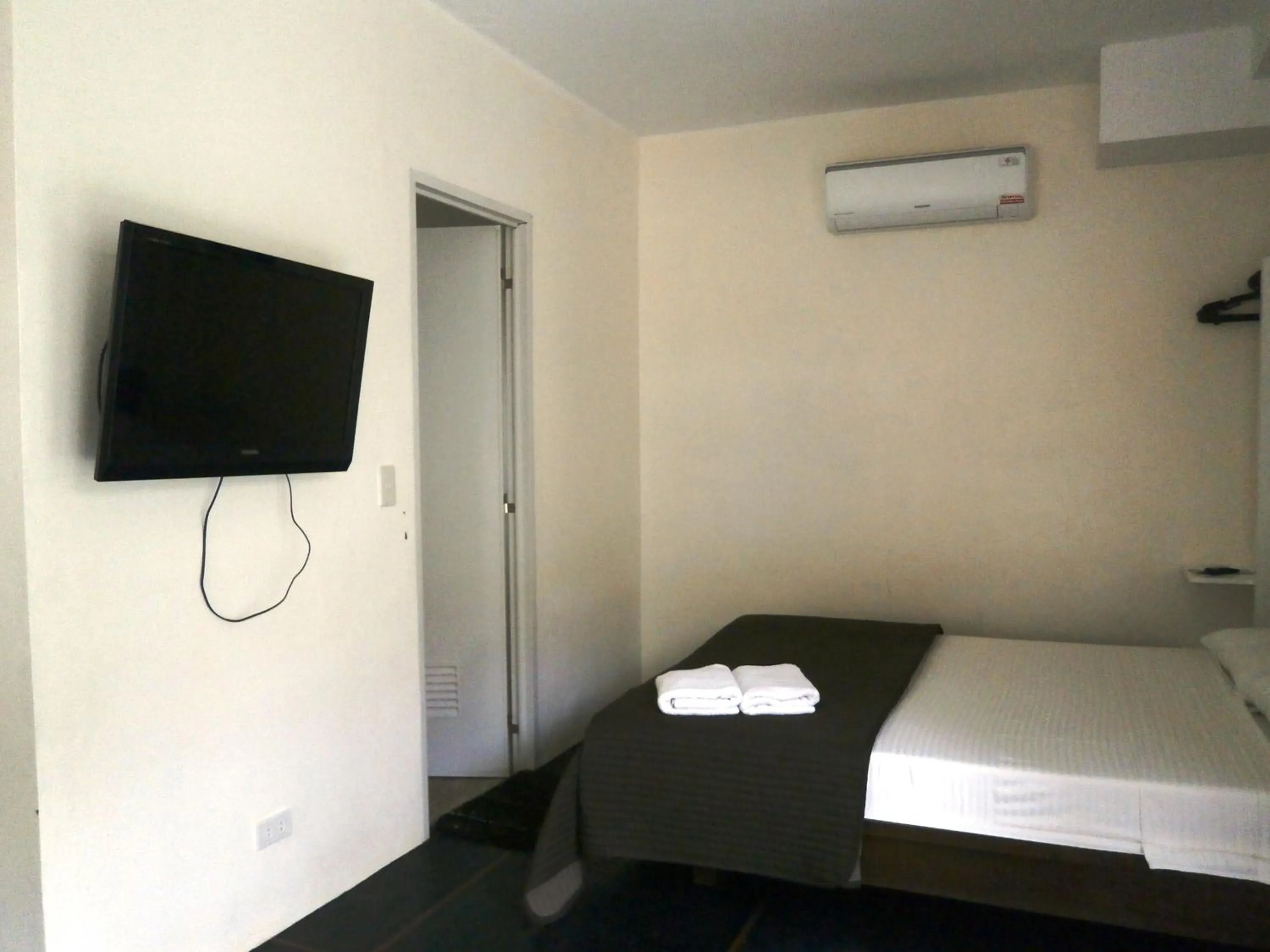 Bedroom, Bed in Hangin Kite Resort