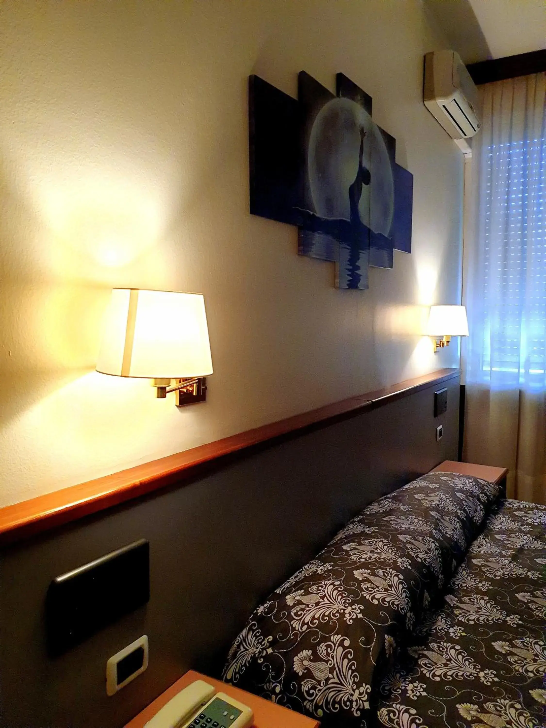 Bed, TV/Entertainment Center in H&L Hotel