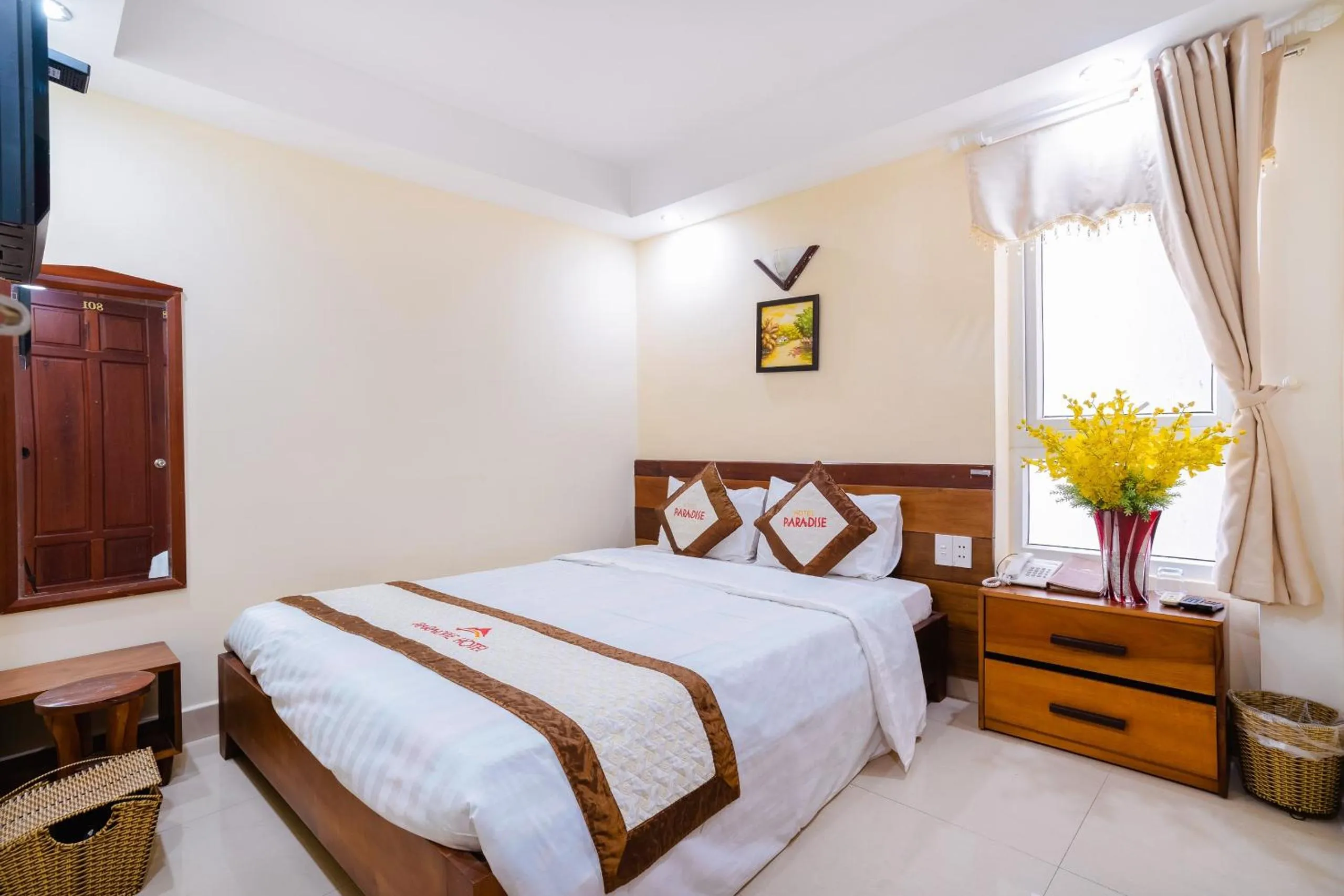 Bed in Paradise Hotel