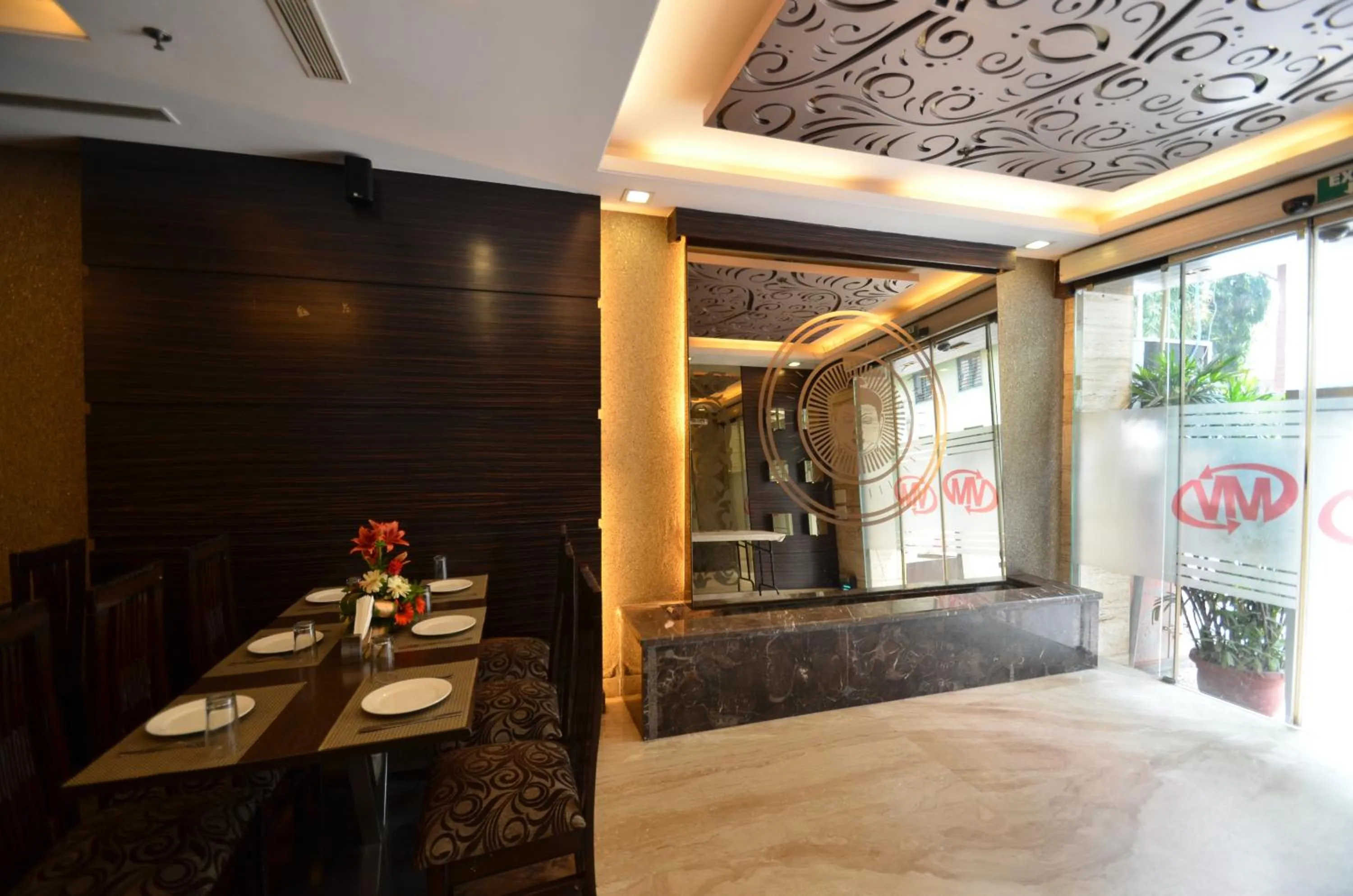 Restaurant/places to eat, Bed in Hotel Metro View