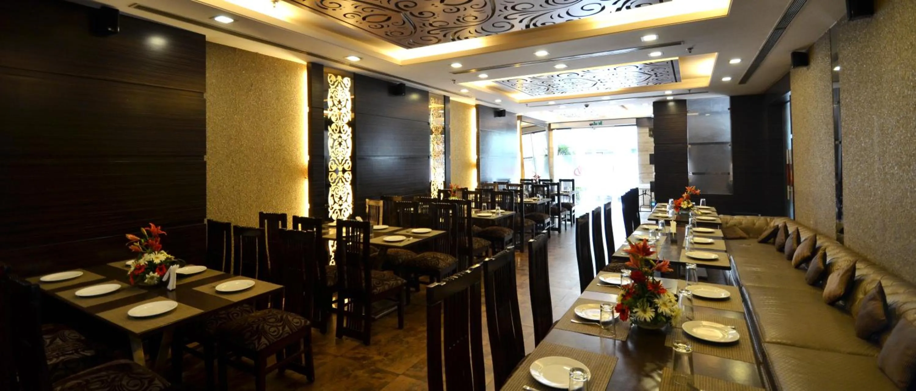 Restaurant/places to eat in Hotel Metro View